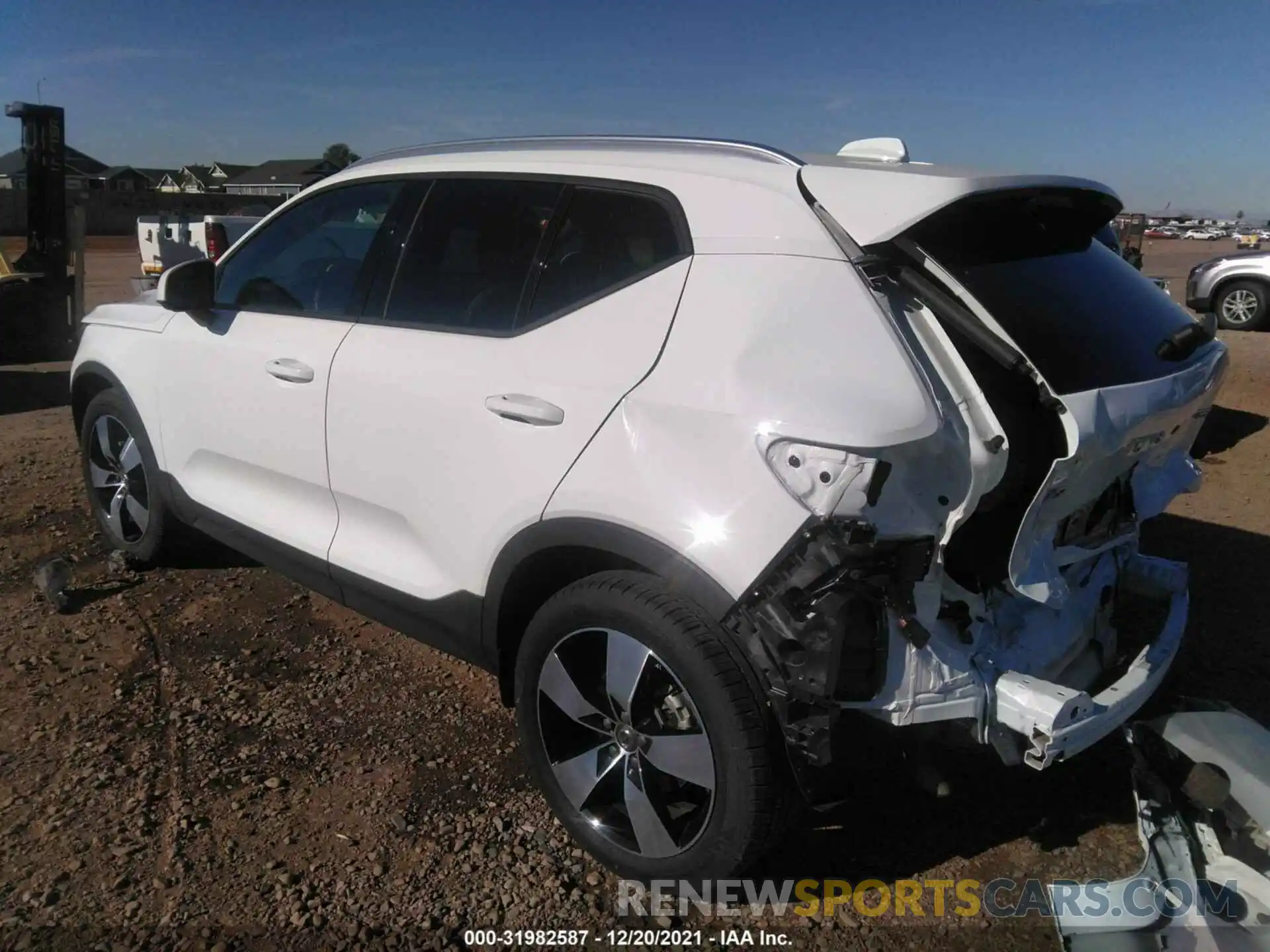 3 Photograph of a damaged car YV4162UK5K2086646 VOLVO XC40 2019