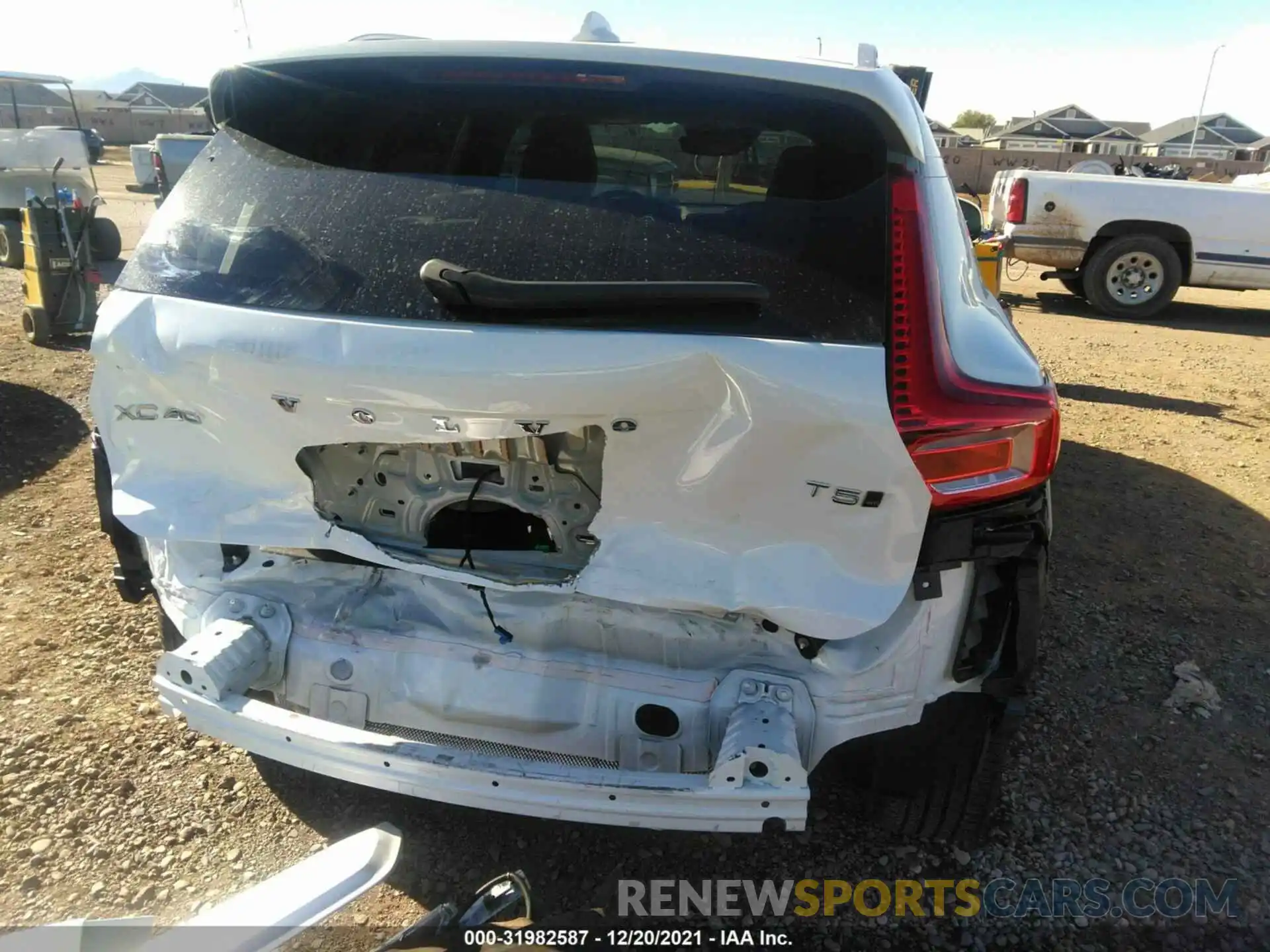 6 Photograph of a damaged car YV4162UK5K2086646 VOLVO XC40 2019