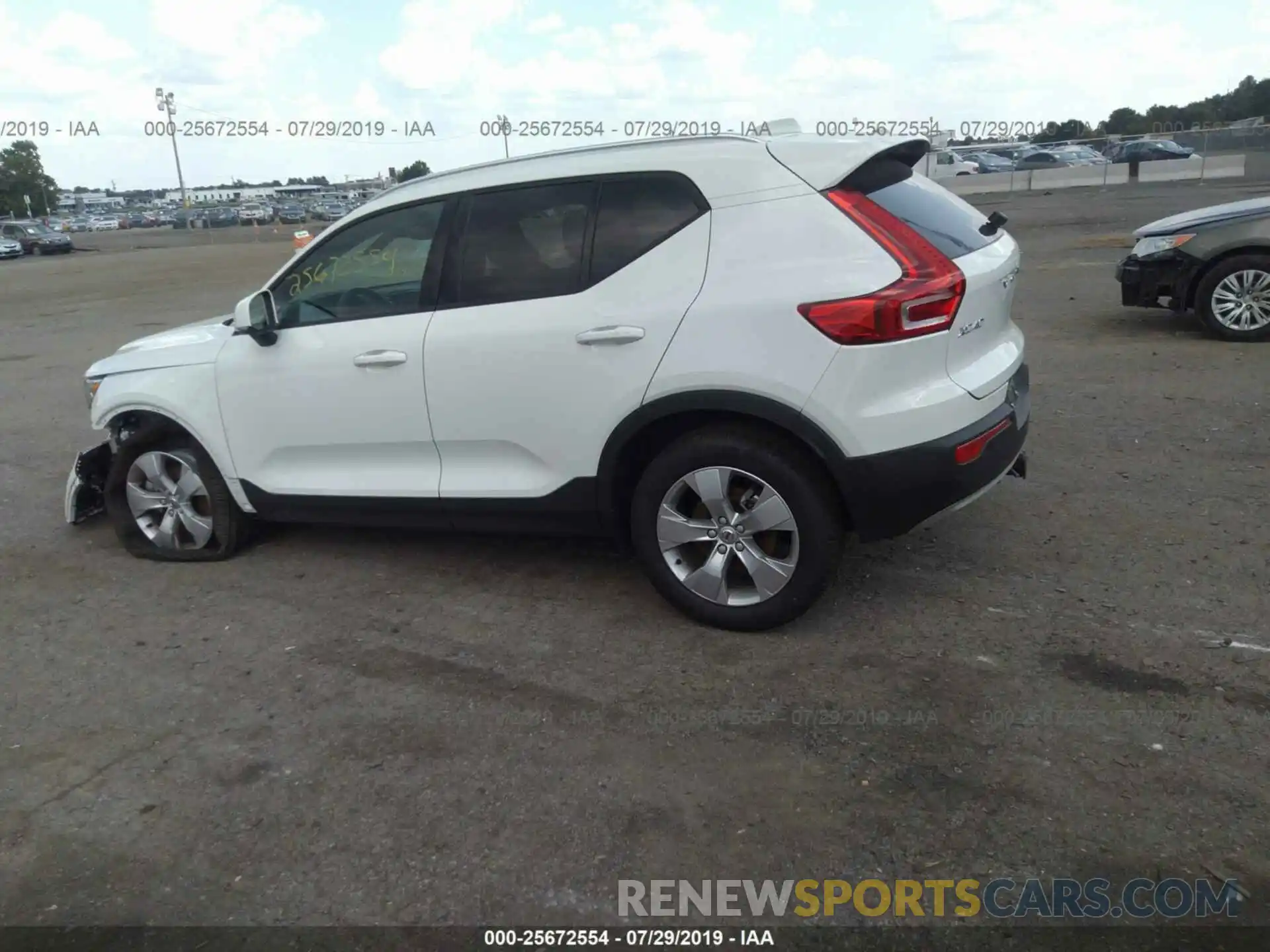 3 Photograph of a damaged car YV4162UK5K2114025 VOLVO XC40 2019