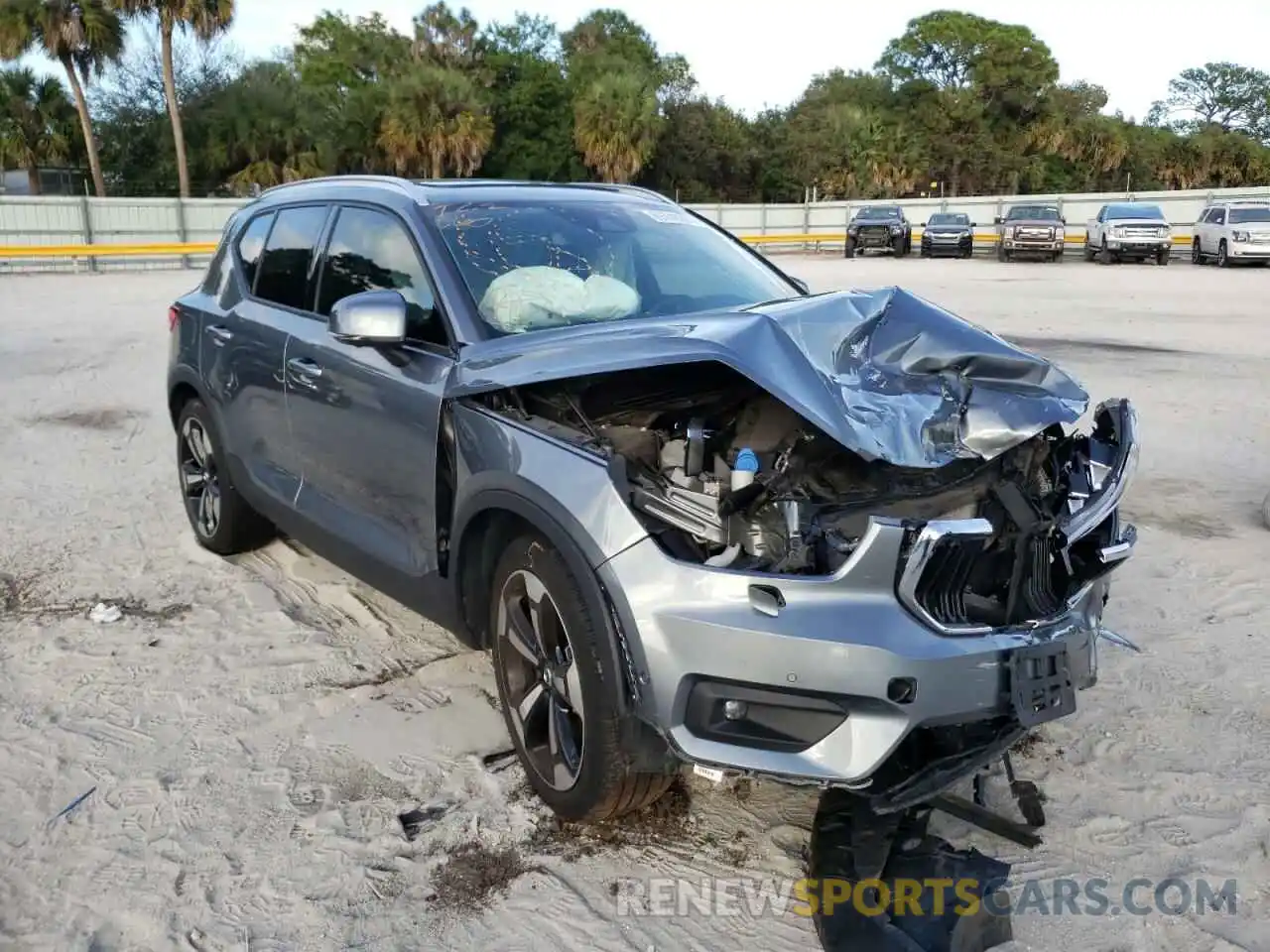 1 Photograph of a damaged car YV4162UK5K2139085 VOLVO XC40 2019