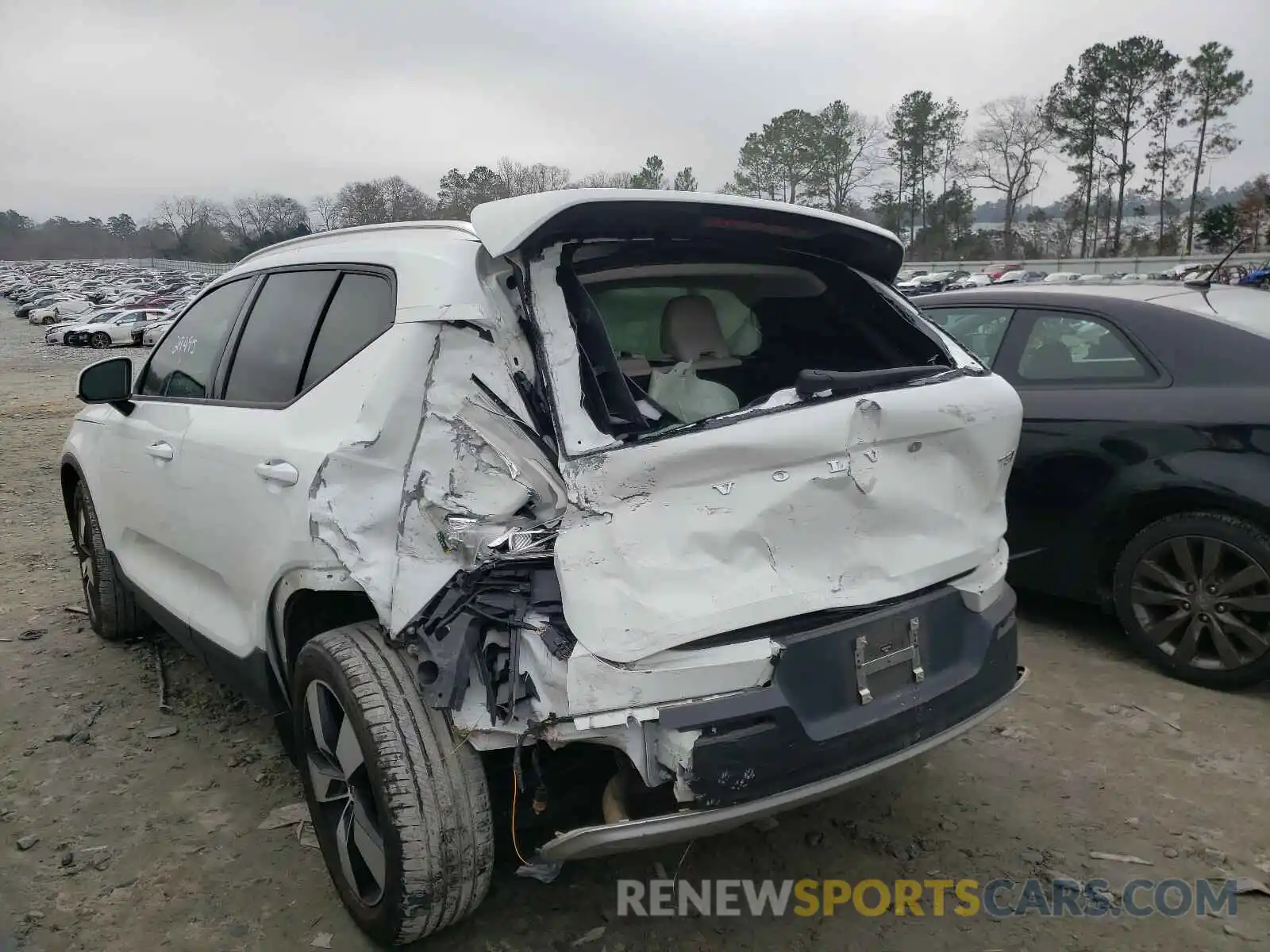 3 Photograph of a damaged car YV4162UK5K2147073 VOLVO XC40 2019