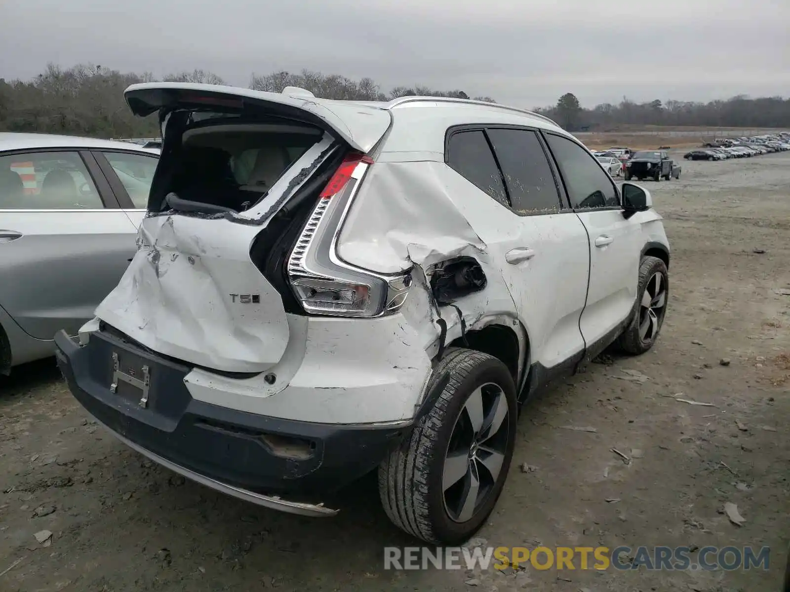 4 Photograph of a damaged car YV4162UK5K2147073 VOLVO XC40 2019