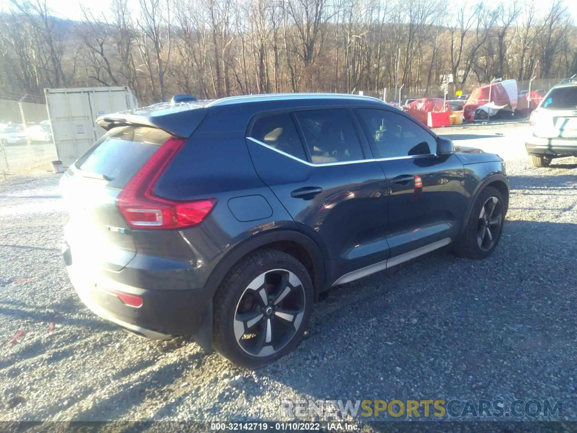 4 Photograph of a damaged car YV4162UL0K2060920 VOLVO XC40 2019