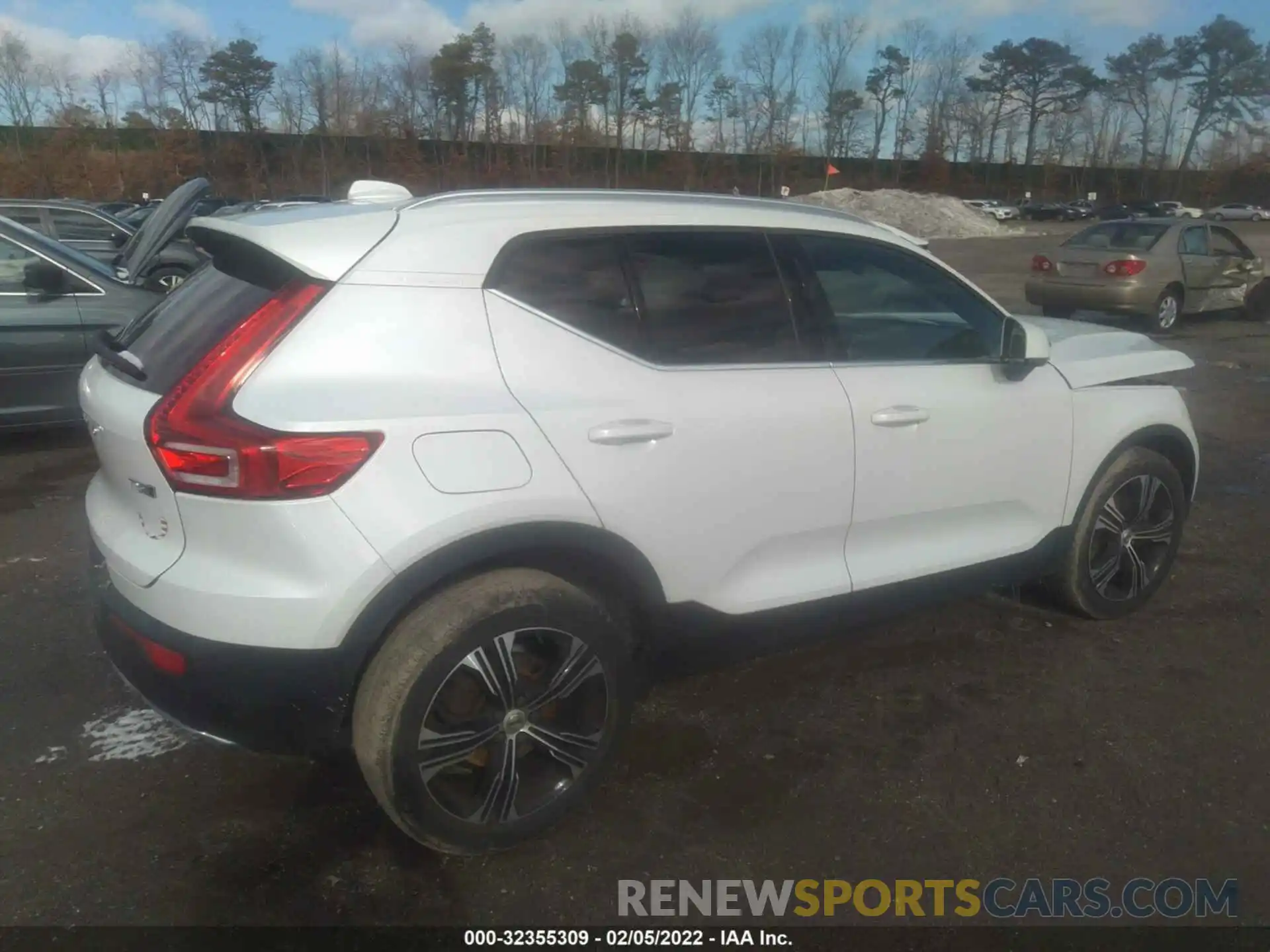 4 Photograph of a damaged car YV4162UL2K2049644 VOLVO XC40 2019