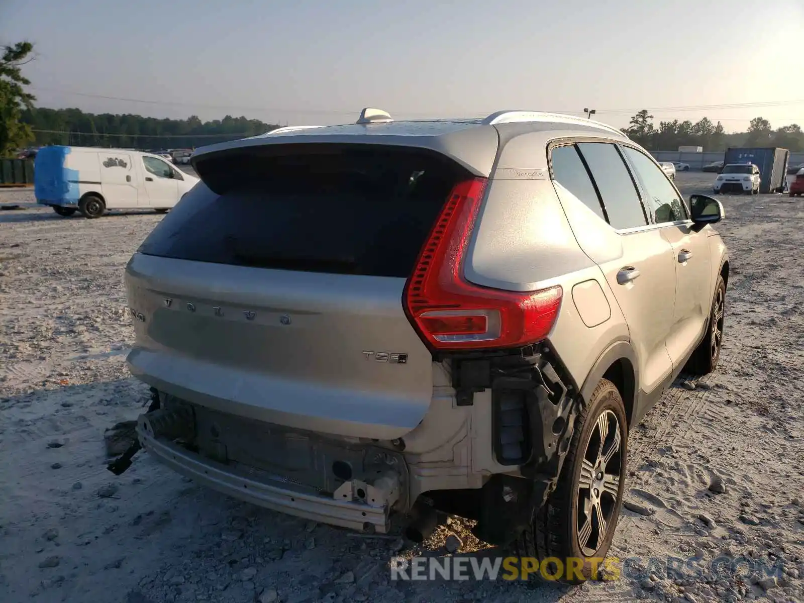 4 Photograph of a damaged car YV4162UL5K2083982 VOLVO XC40 2019