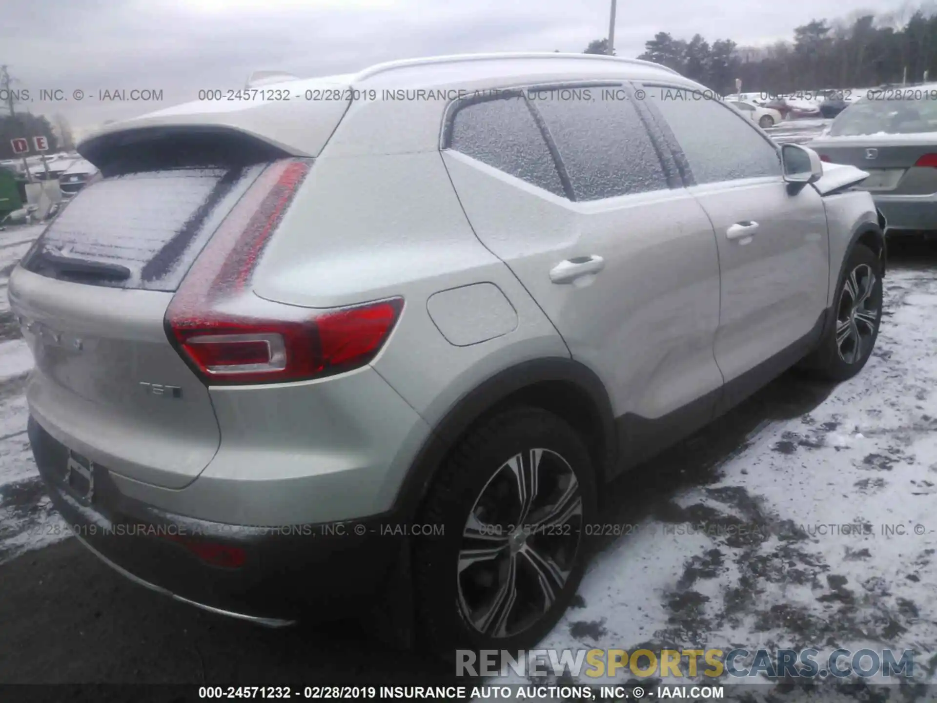 4 Photograph of a damaged car YV4162UL8K2068330 VOLVO XC40 2019