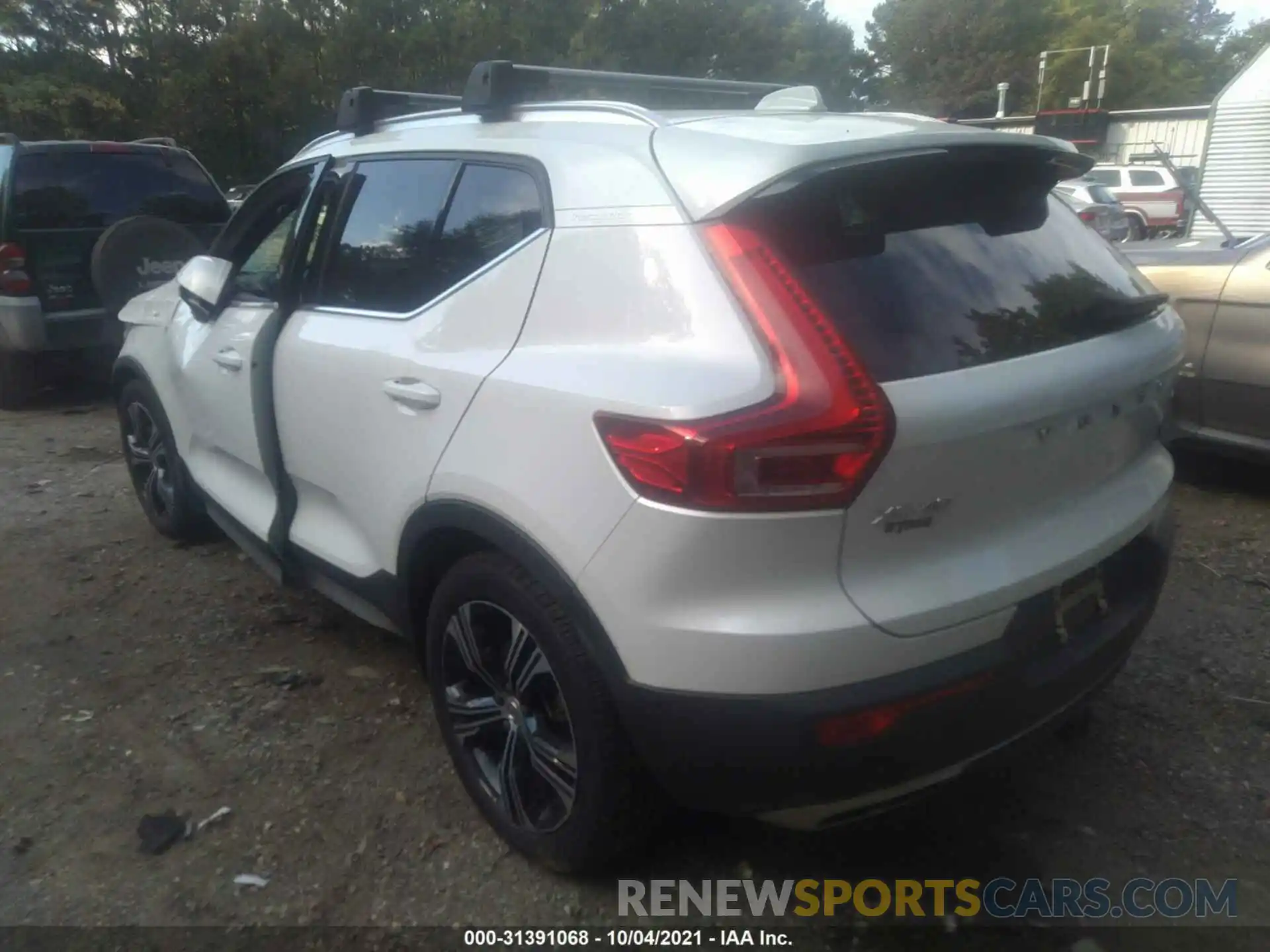 3 Photograph of a damaged car YV4162UL8K2089601 VOLVO XC40 2019