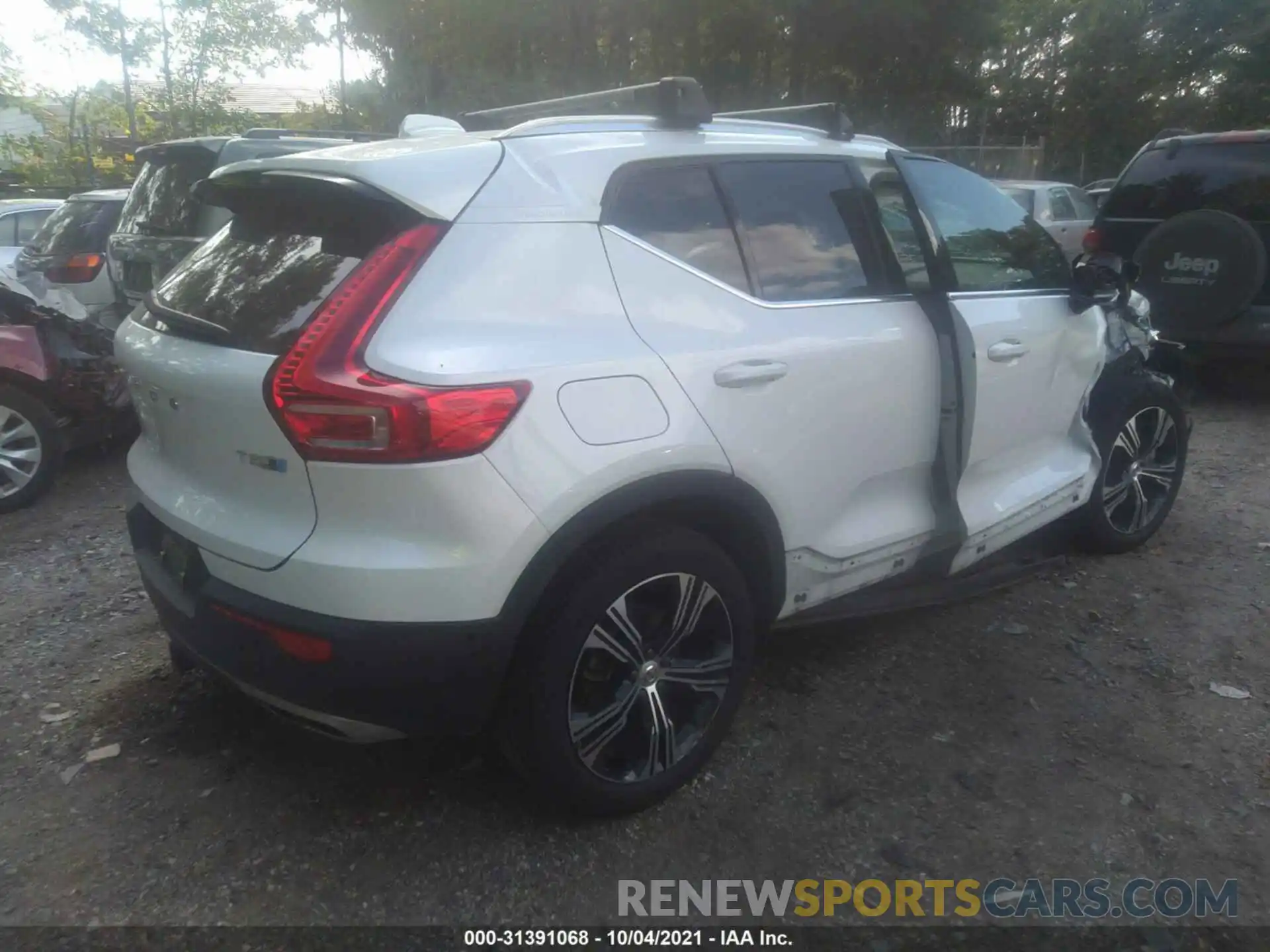 4 Photograph of a damaged car YV4162UL8K2089601 VOLVO XC40 2019