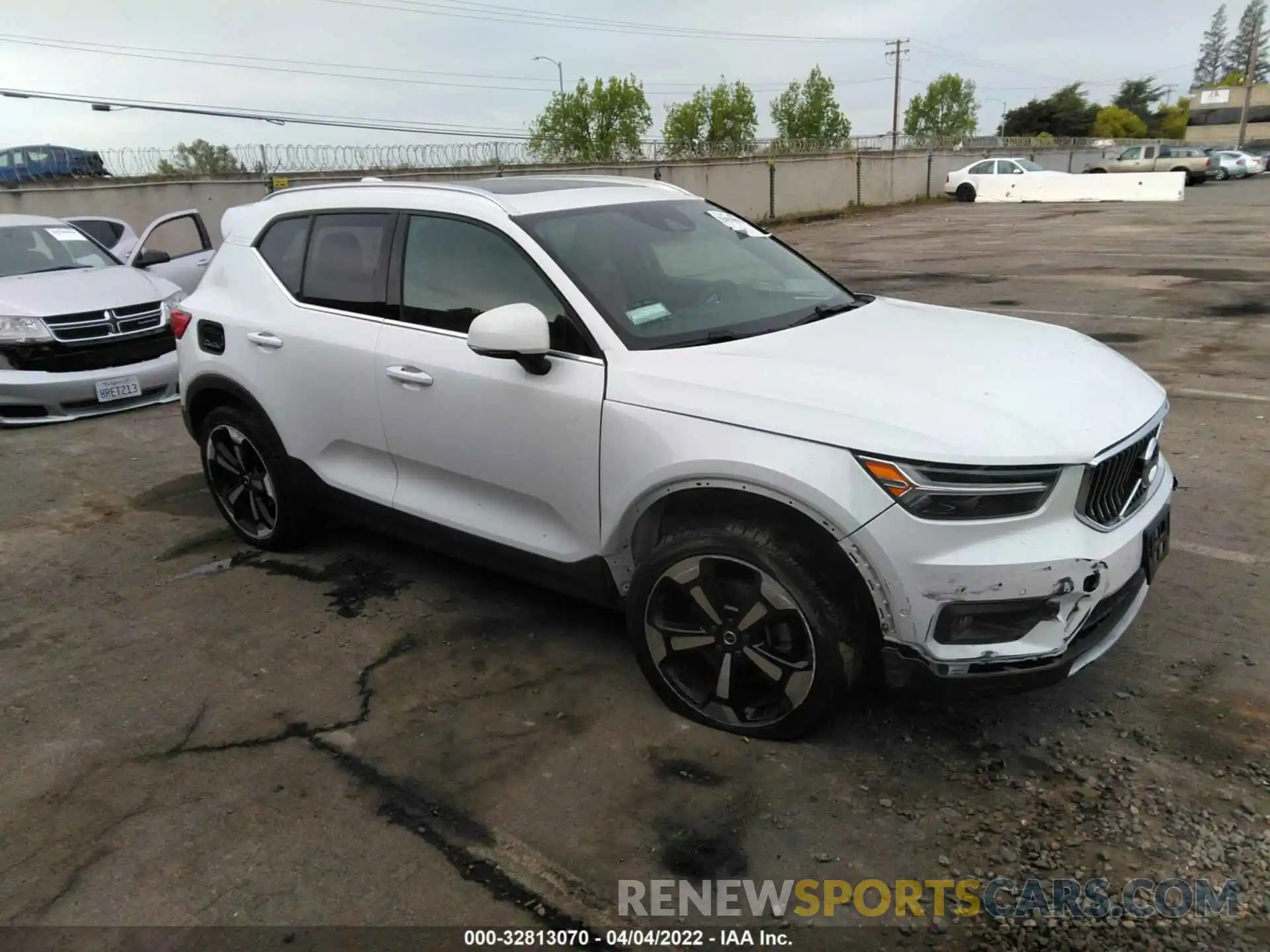 1 Photograph of a damaged car YV4162UL9K2102517 VOLVO XC40 2019