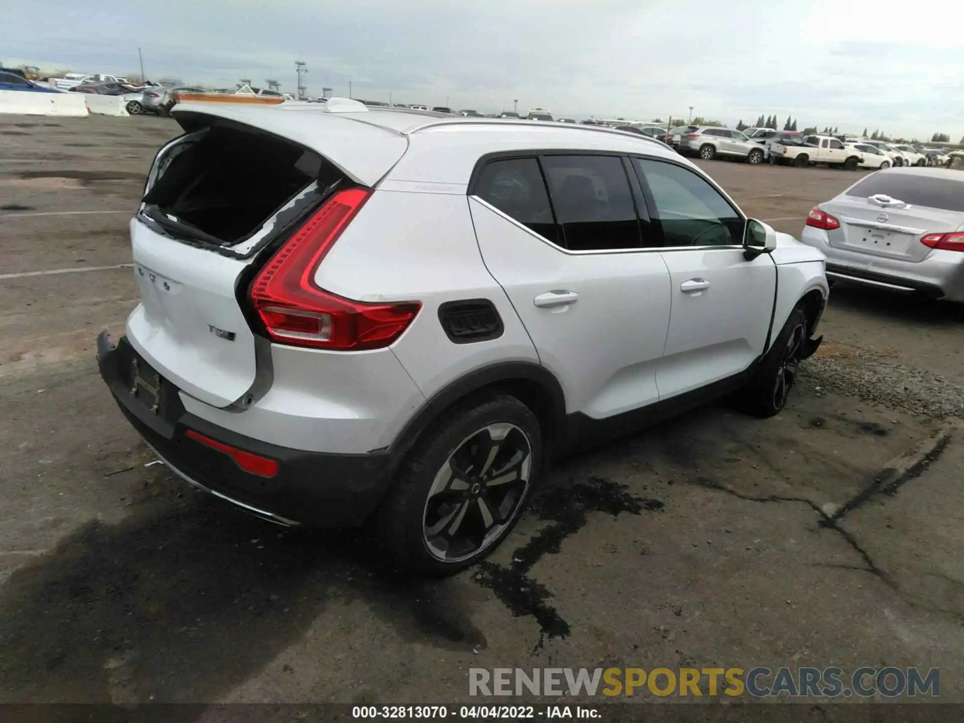 4 Photograph of a damaged car YV4162UL9K2102517 VOLVO XC40 2019