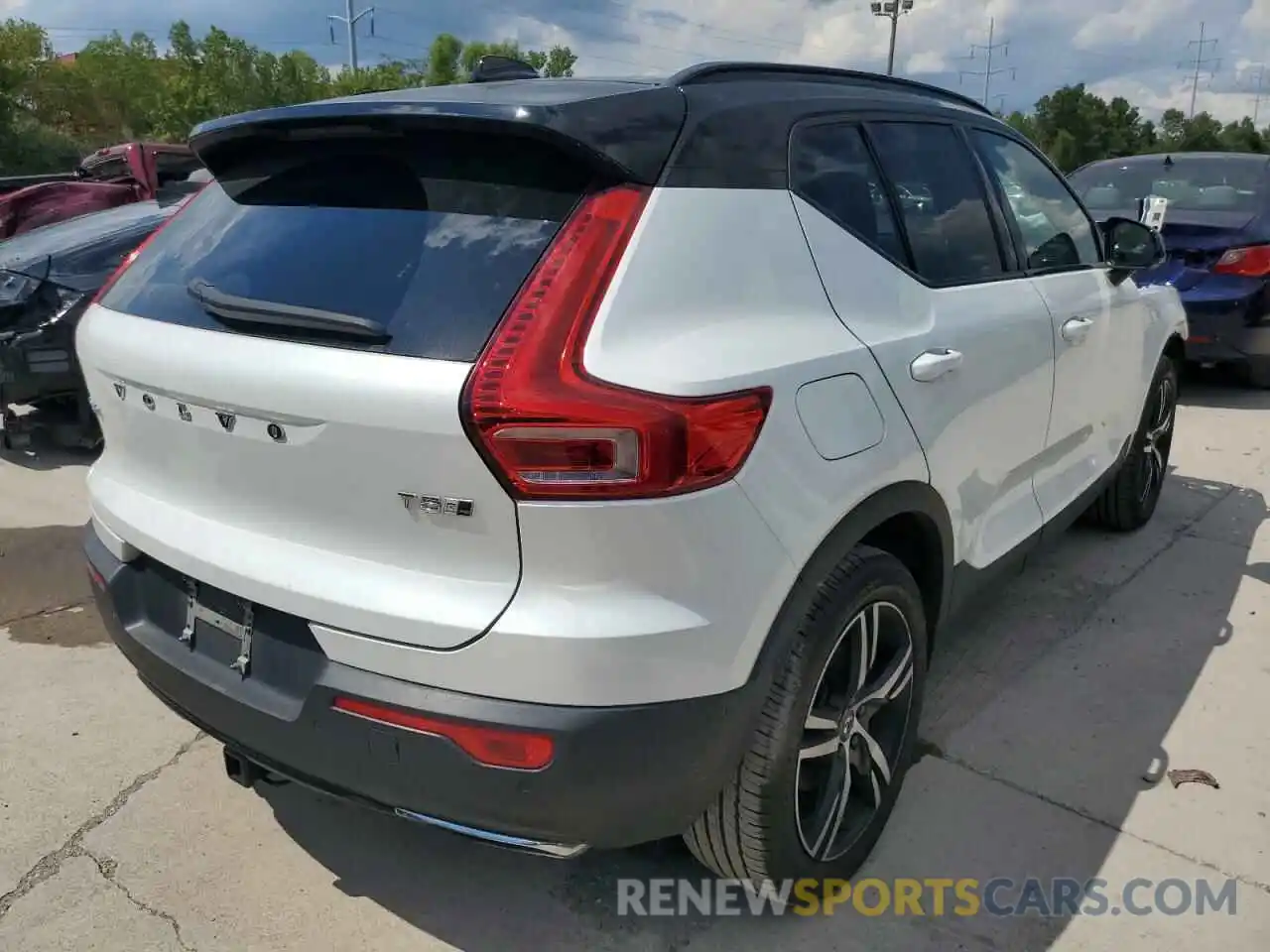 4 Photograph of a damaged car YV4162UM0K2114273 VOLVO XC40 2019