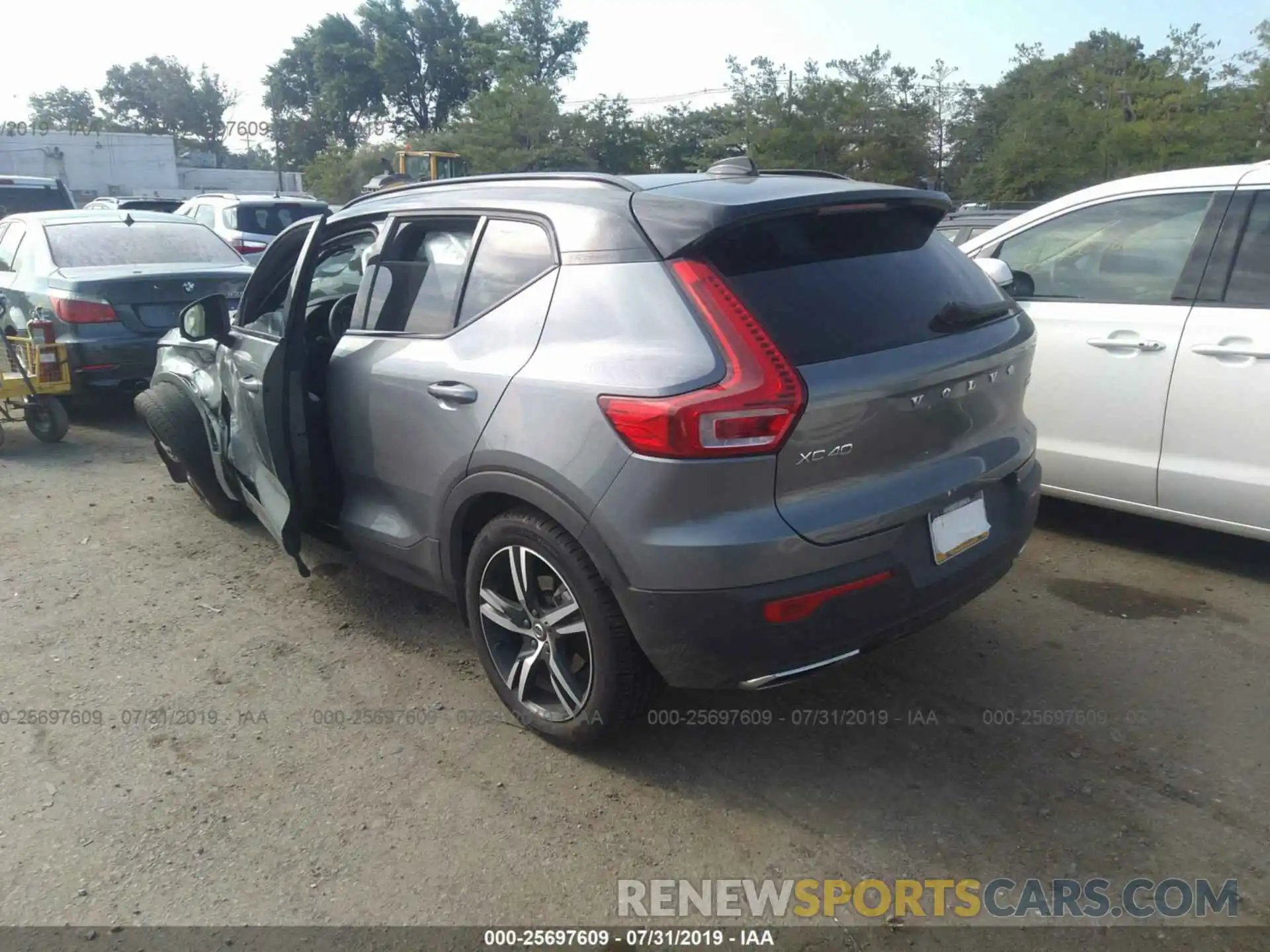 3 Photograph of a damaged car YV4162UM0K2123037 VOLVO XC40 2019