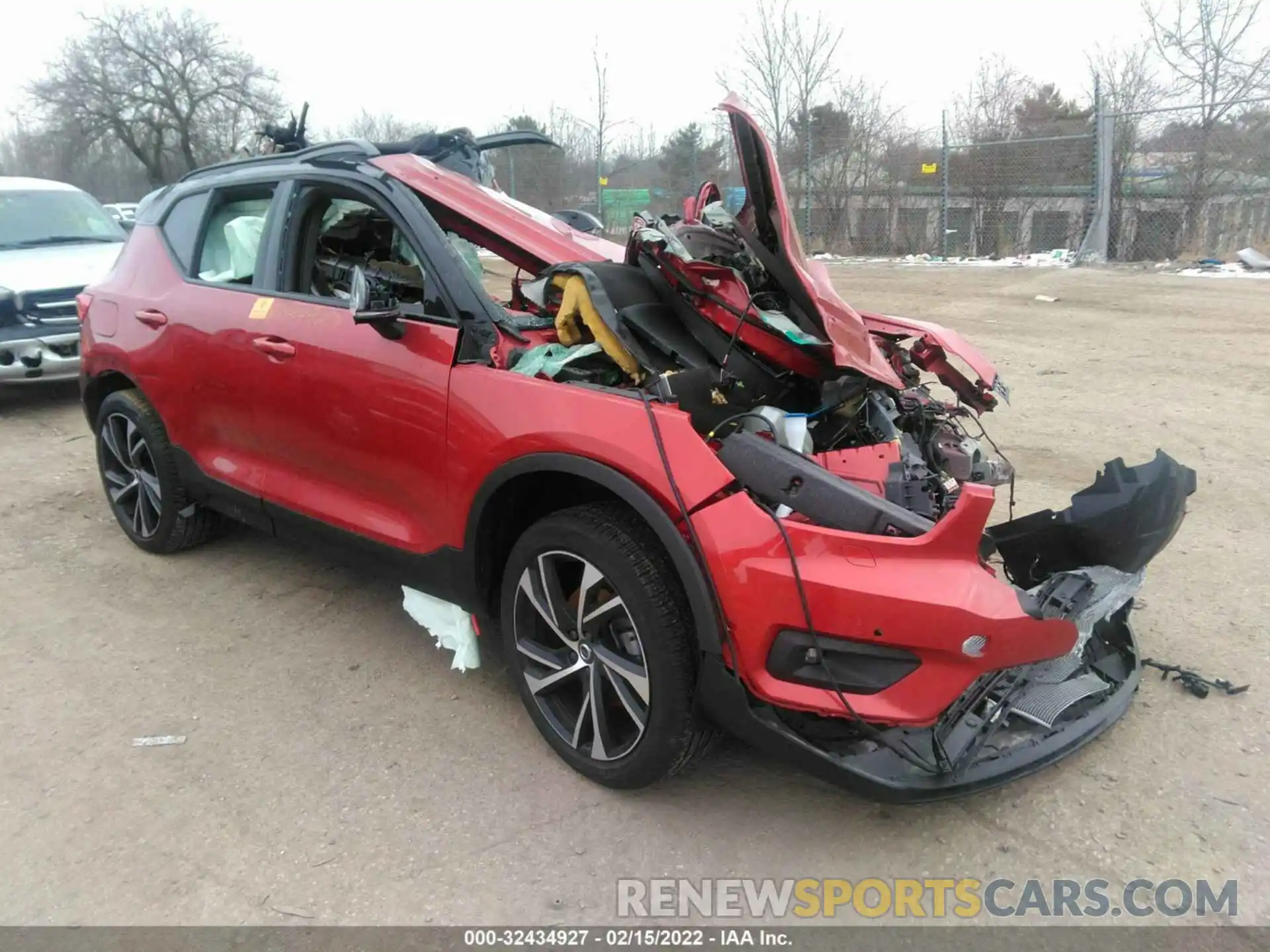 1 Photograph of a damaged car YV4162UM0K2156586 VOLVO XC40 2019