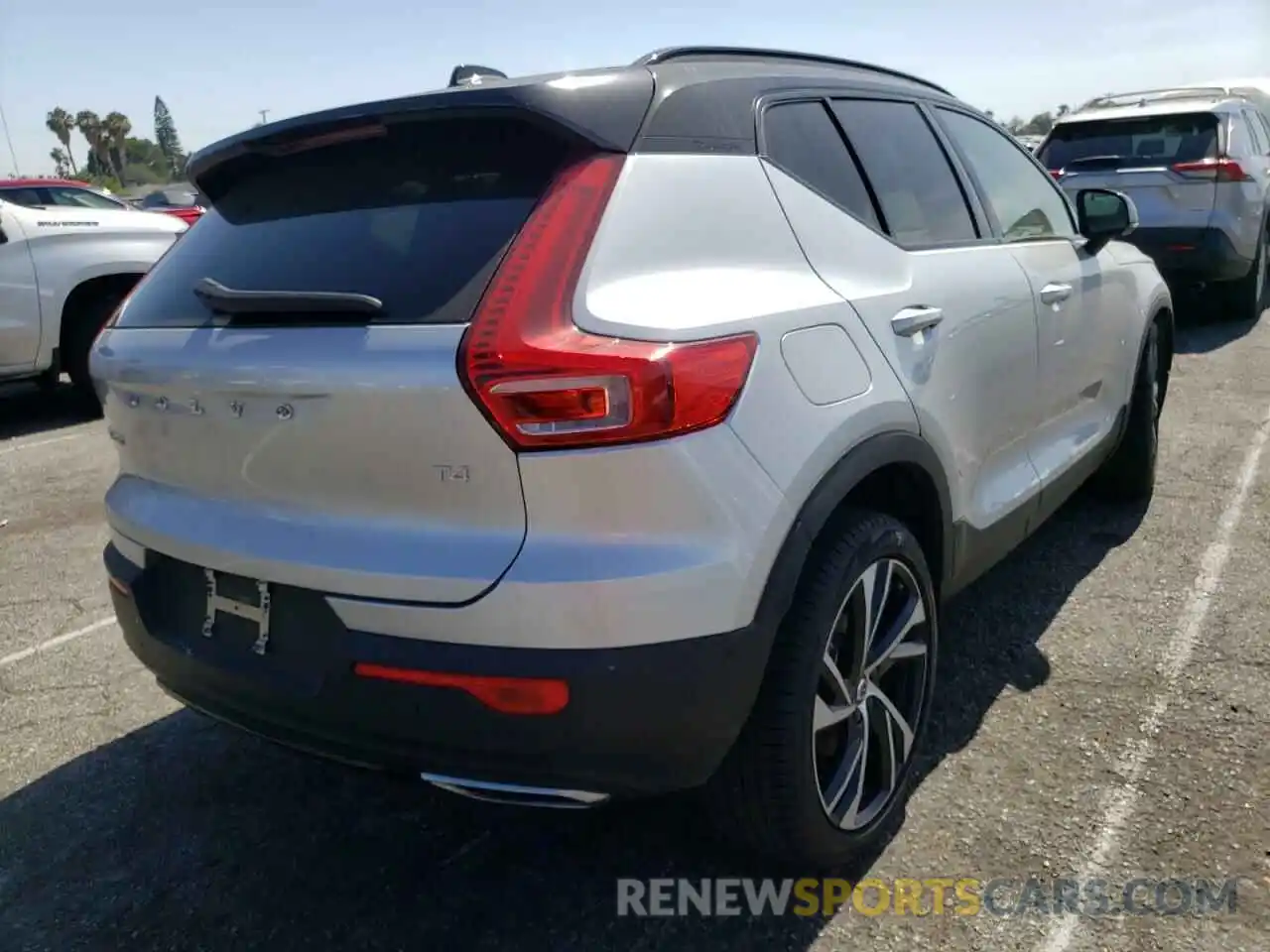 4 Photograph of a damaged car YV4162UM4K2104510 VOLVO XC40 2019