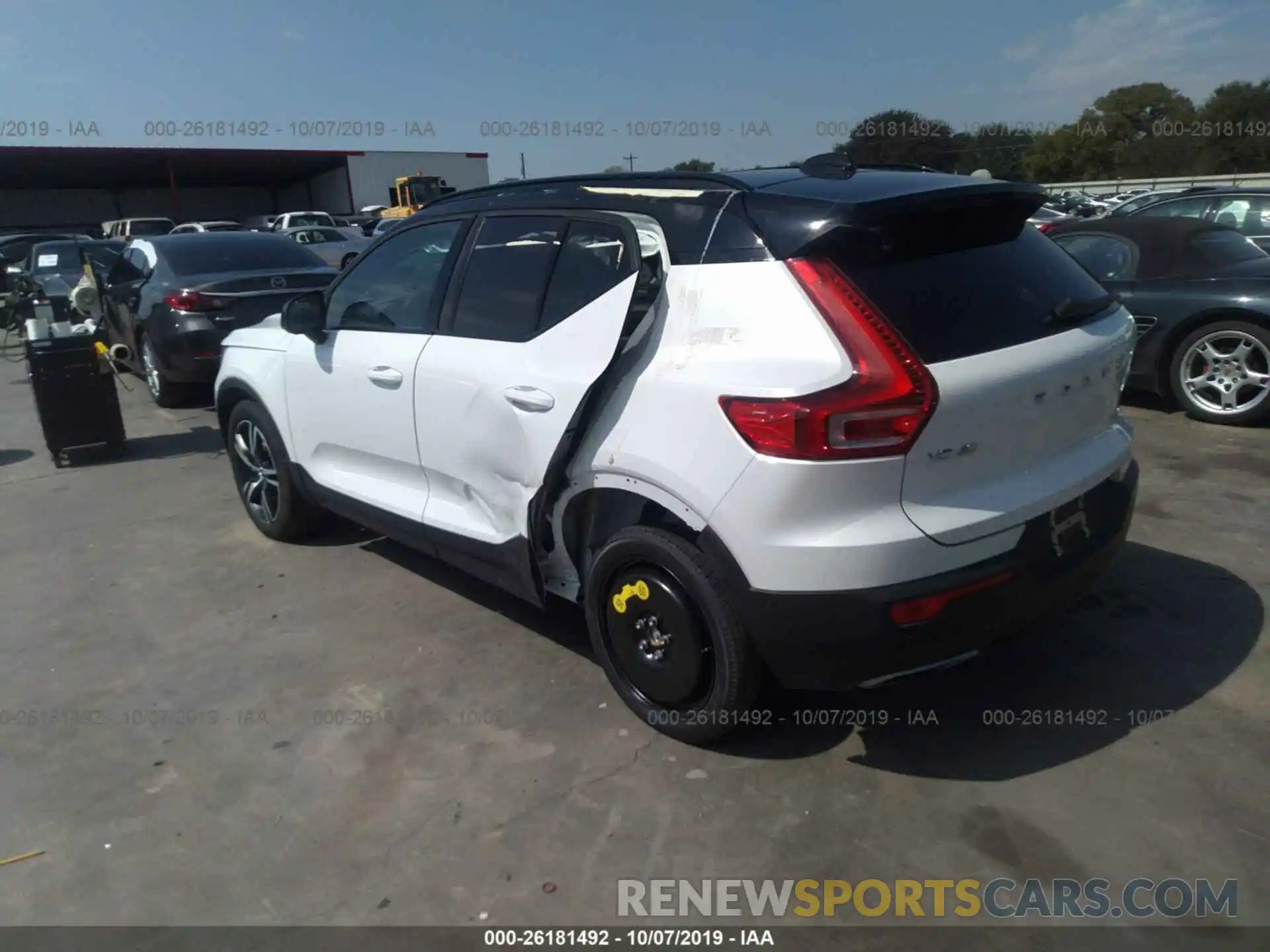 3 Photograph of a damaged car YV4162UM5K2111367 VOLVO XC40 2019