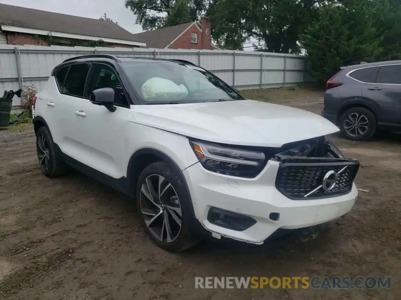 1 Photograph of a damaged car YV4162UM7K2096323 VOLVO XC40 2019