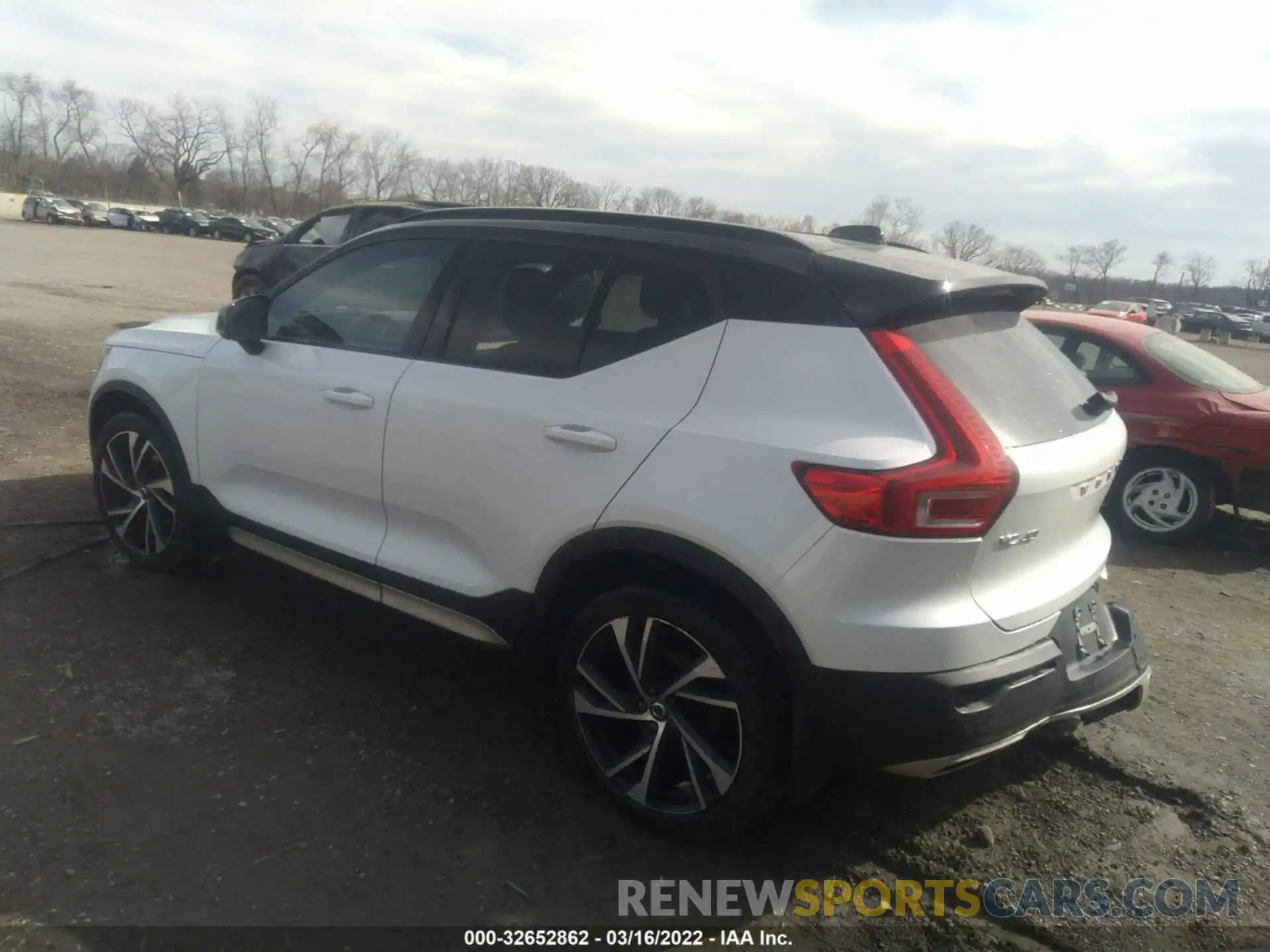 3 Photograph of a damaged car YV4162UM7K2123696 VOLVO XC40 2019