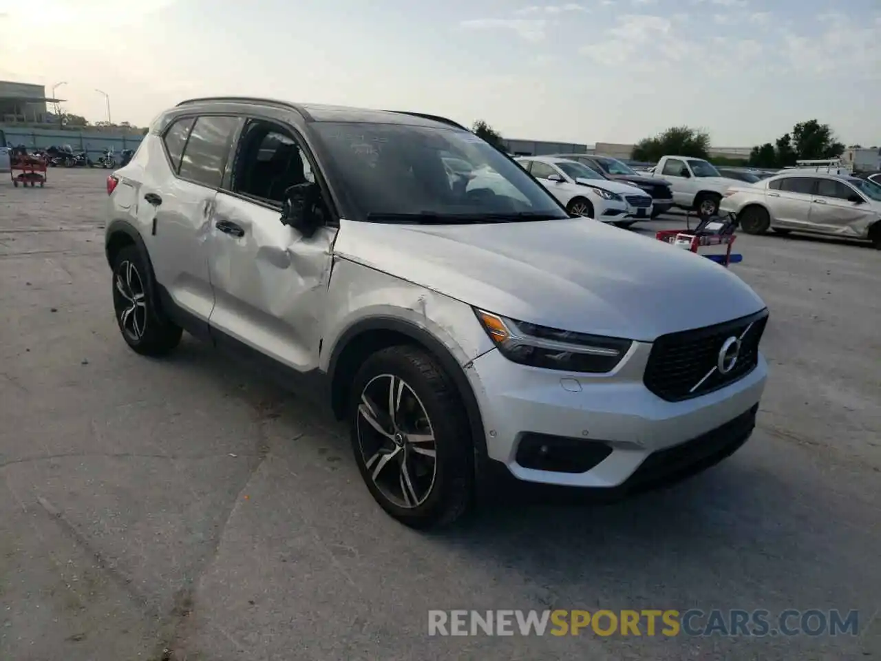 1 Photograph of a damaged car YV4162UM8K2118295 VOLVO XC40 2019