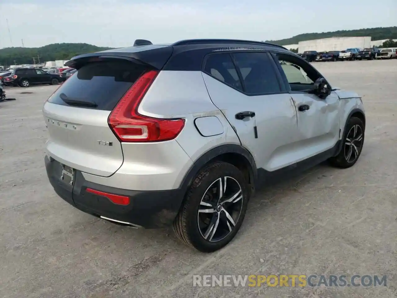 4 Photograph of a damaged car YV4162UM8K2118295 VOLVO XC40 2019