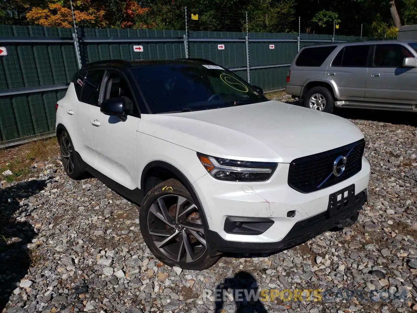 1 Photograph of a damaged car YV4162UM8K2138823 VOLVO XC40 2019