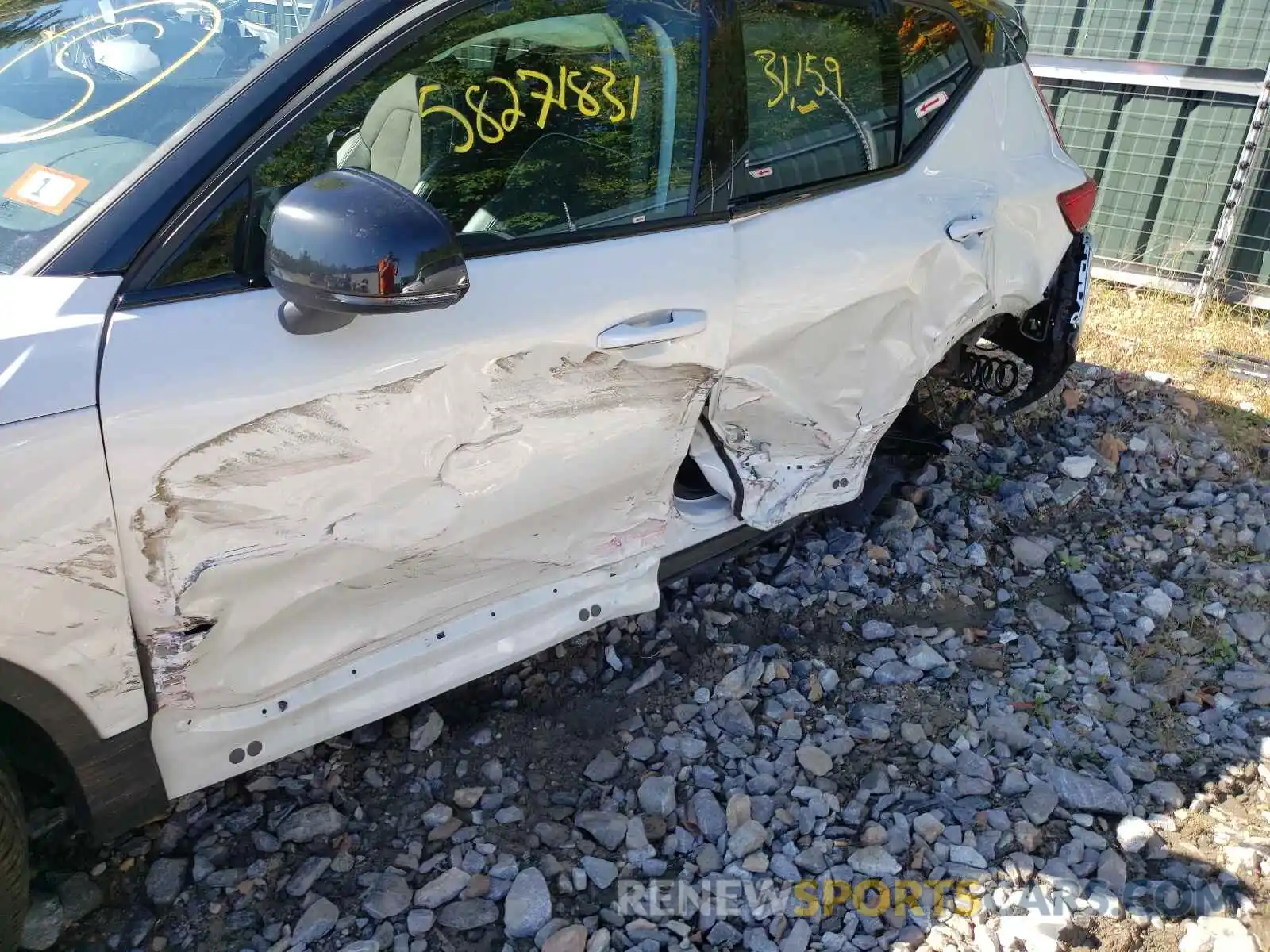 9 Photograph of a damaged car YV4162UM8K2138823 VOLVO XC40 2019