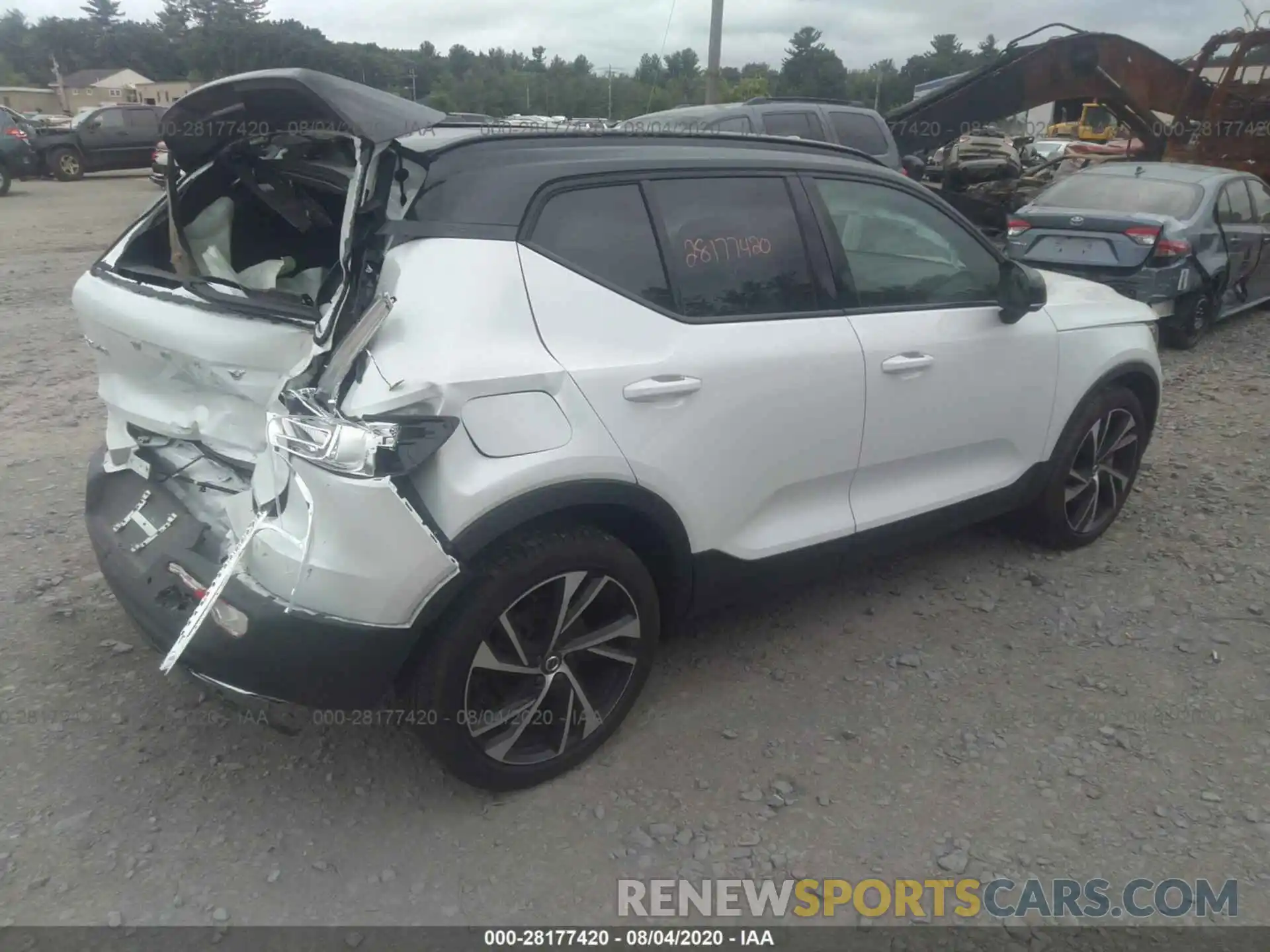 4 Photograph of a damaged car YV4162UM8K2145772 VOLVO XC40 2019