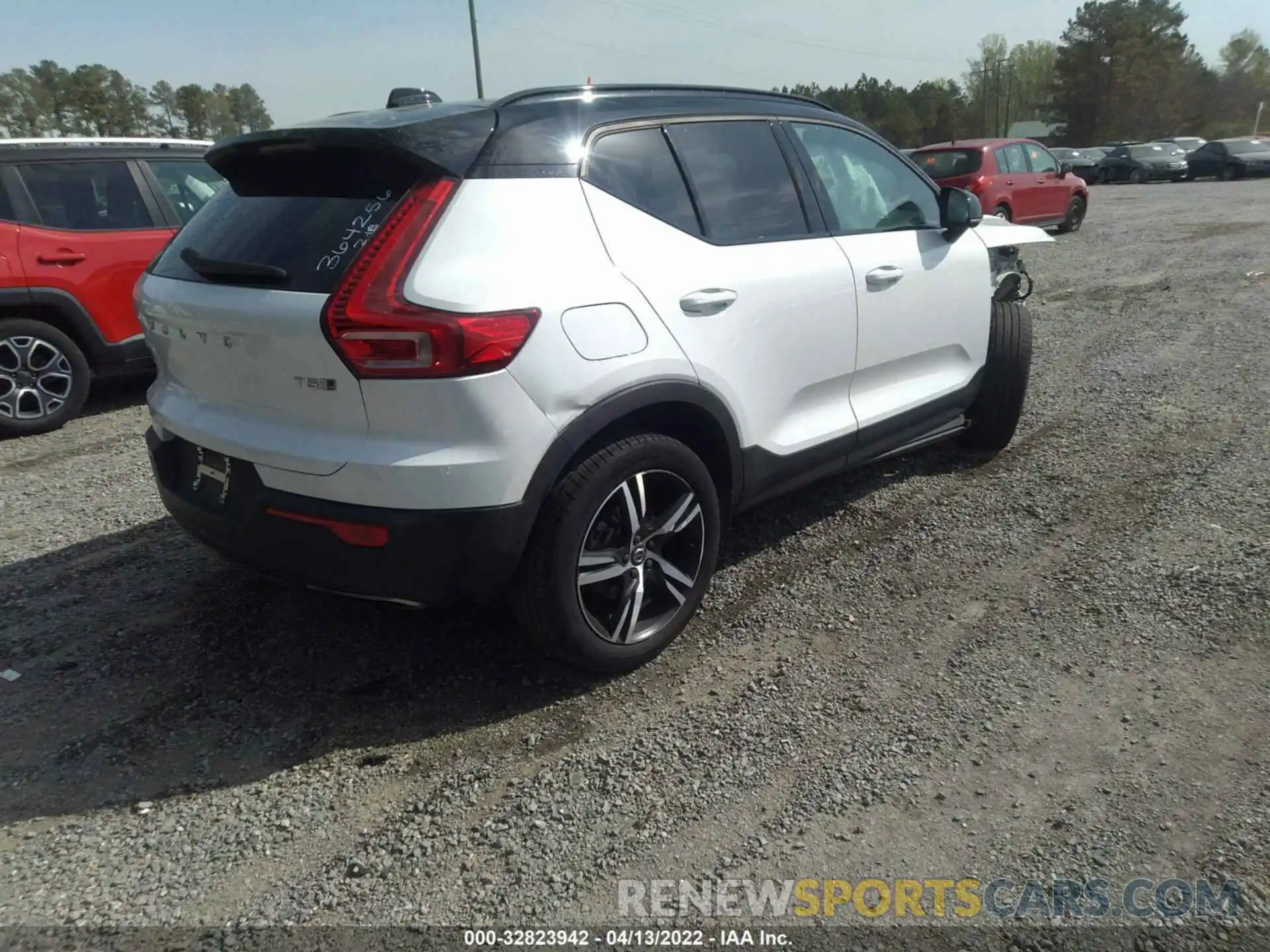 4 Photograph of a damaged car YV4162UM8K2149840 VOLVO XC40 2019