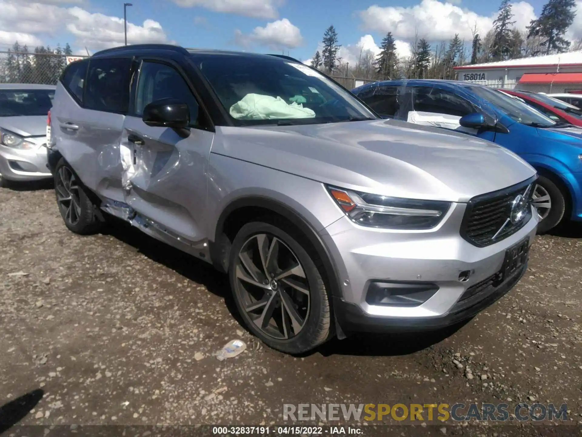 1 Photograph of a damaged car YV4162UM8K2153404 VOLVO XC40 2019