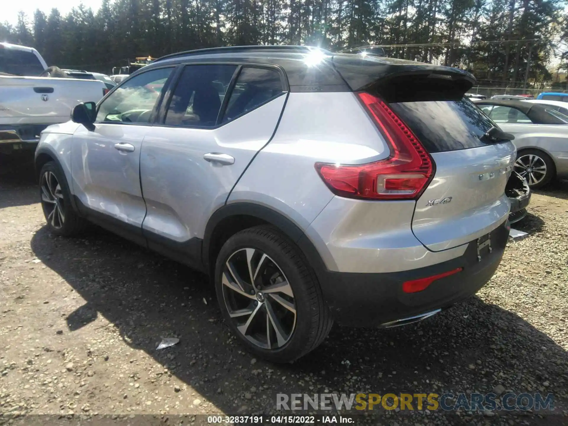 3 Photograph of a damaged car YV4162UM8K2153404 VOLVO XC40 2019