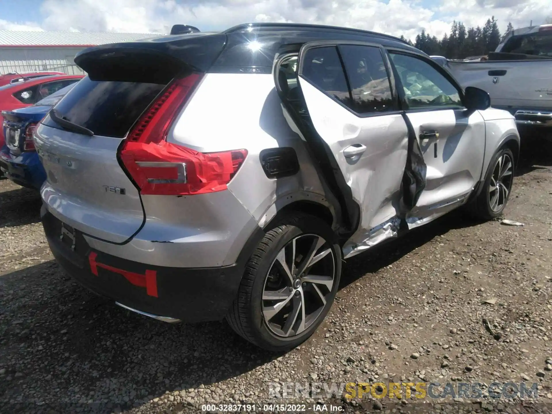 4 Photograph of a damaged car YV4162UM8K2153404 VOLVO XC40 2019