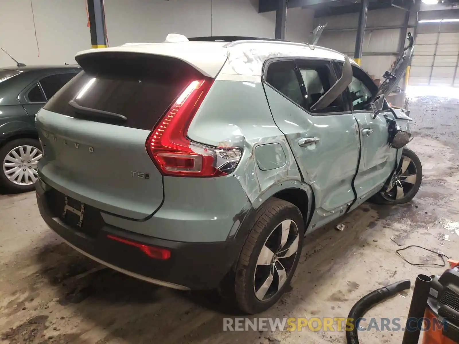 4 Photograph of a damaged car YV4162XZ5K2004052 VOLVO XC40 2019