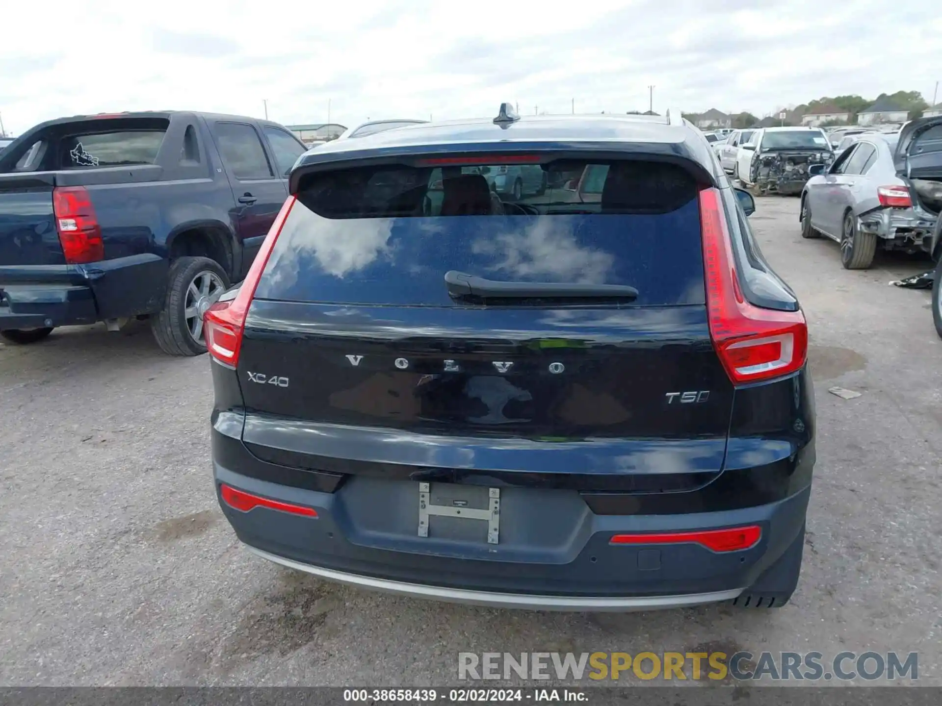 17 Photograph of a damaged car YV4162XZ5K2010272 VOLVO XC40 2019