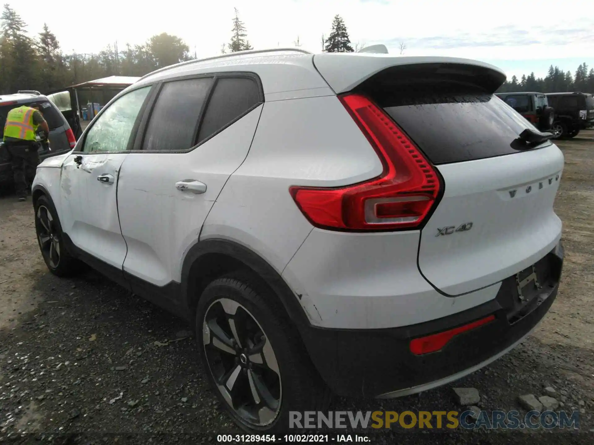 3 Photograph of a damaged car YV4162UK0L2203776 VOLVO XC40 2020