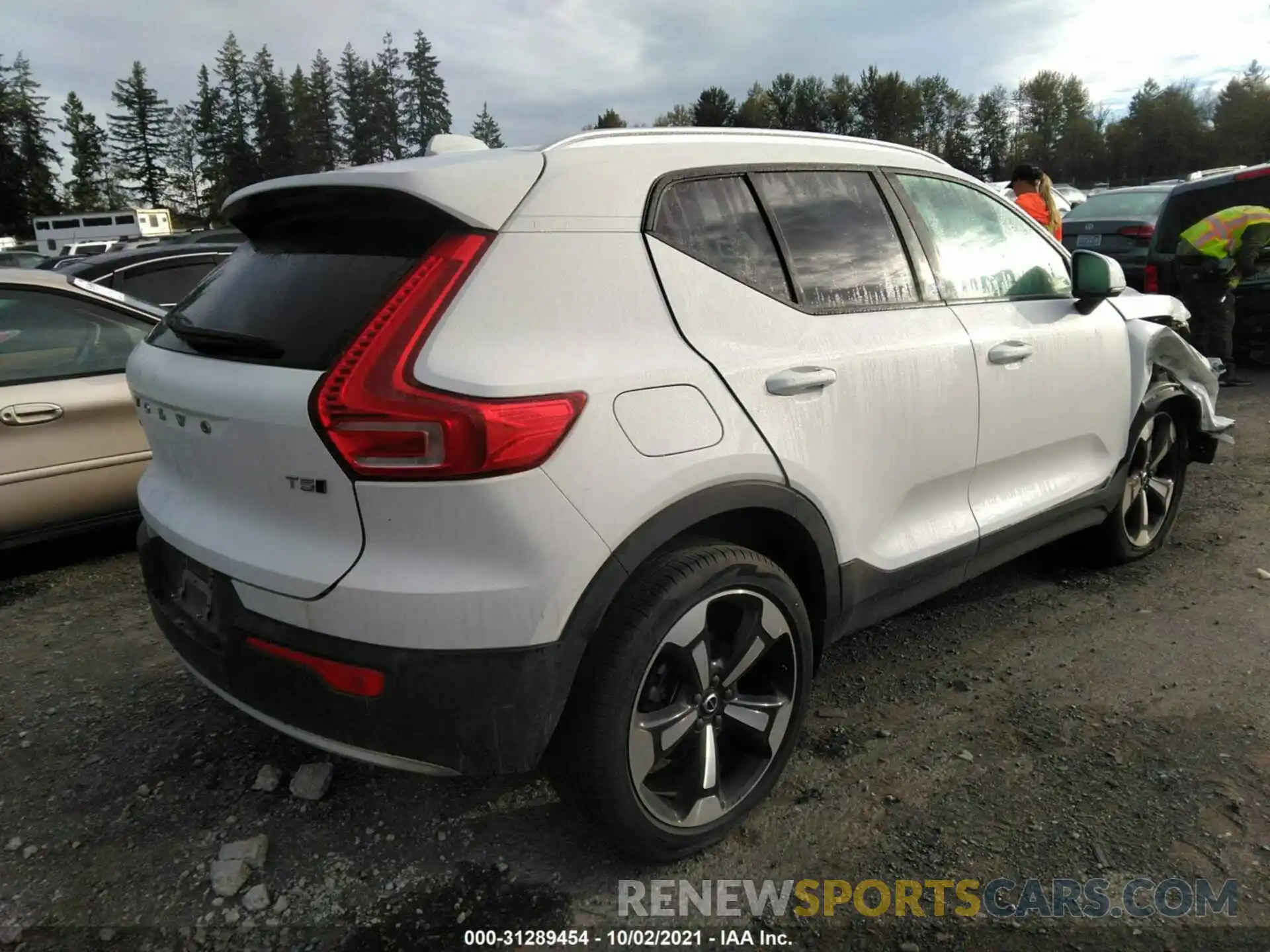 4 Photograph of a damaged car YV4162UK0L2203776 VOLVO XC40 2020