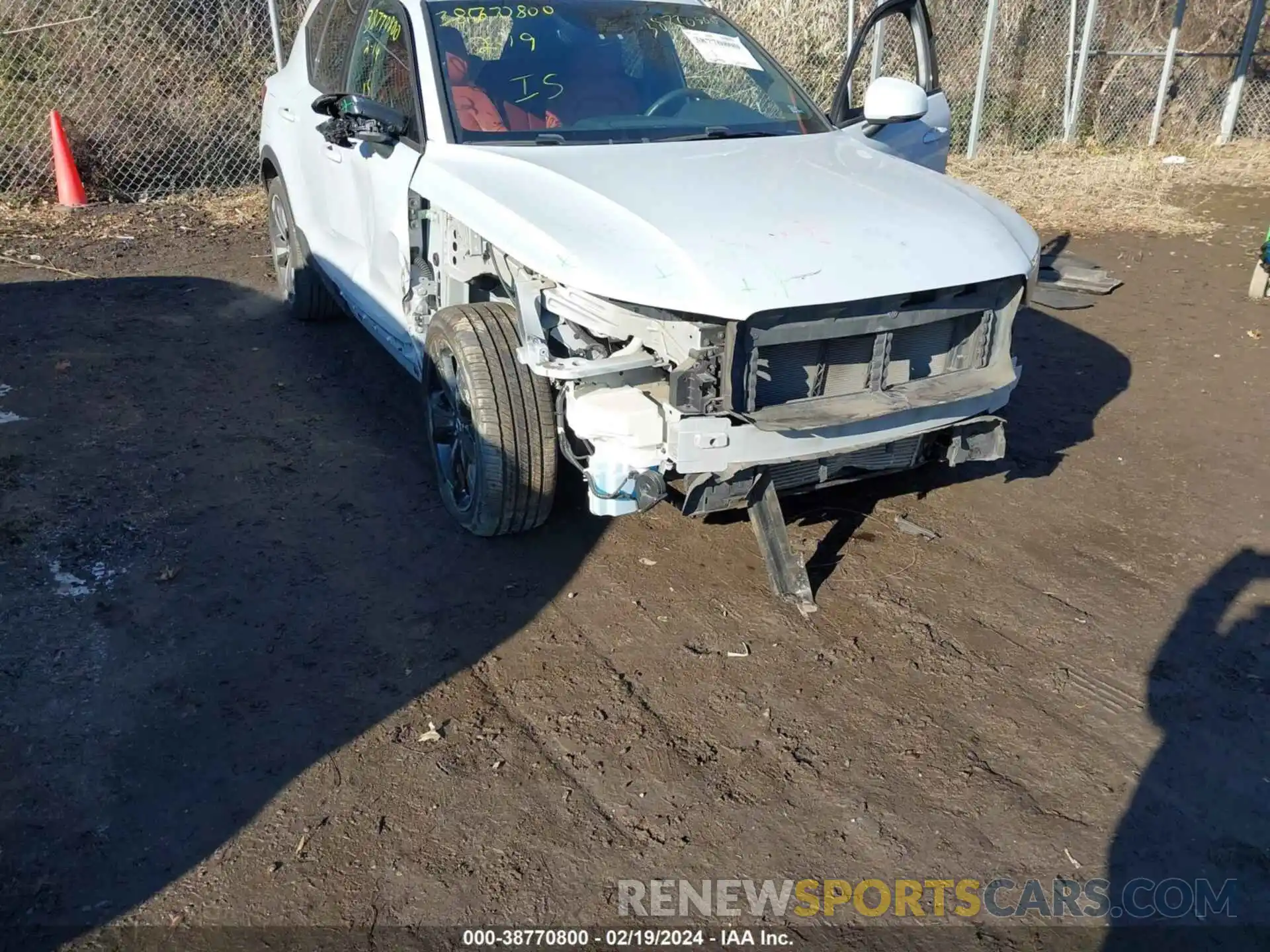 6 Photograph of a damaged car YV4162UK0L2253643 VOLVO XC40 2020