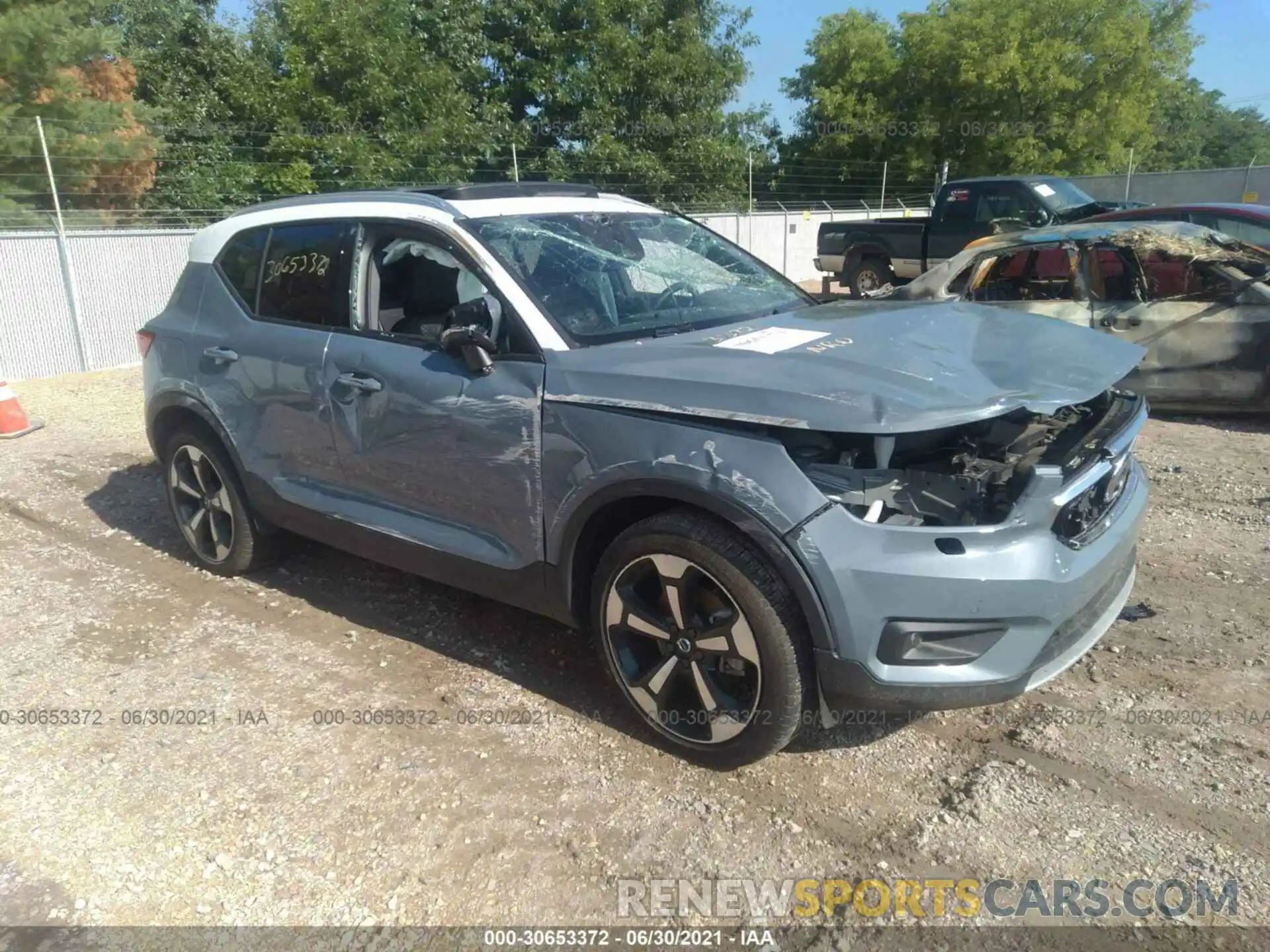 1 Photograph of a damaged car YV4162UK0L2295844 VOLVO XC40 2020