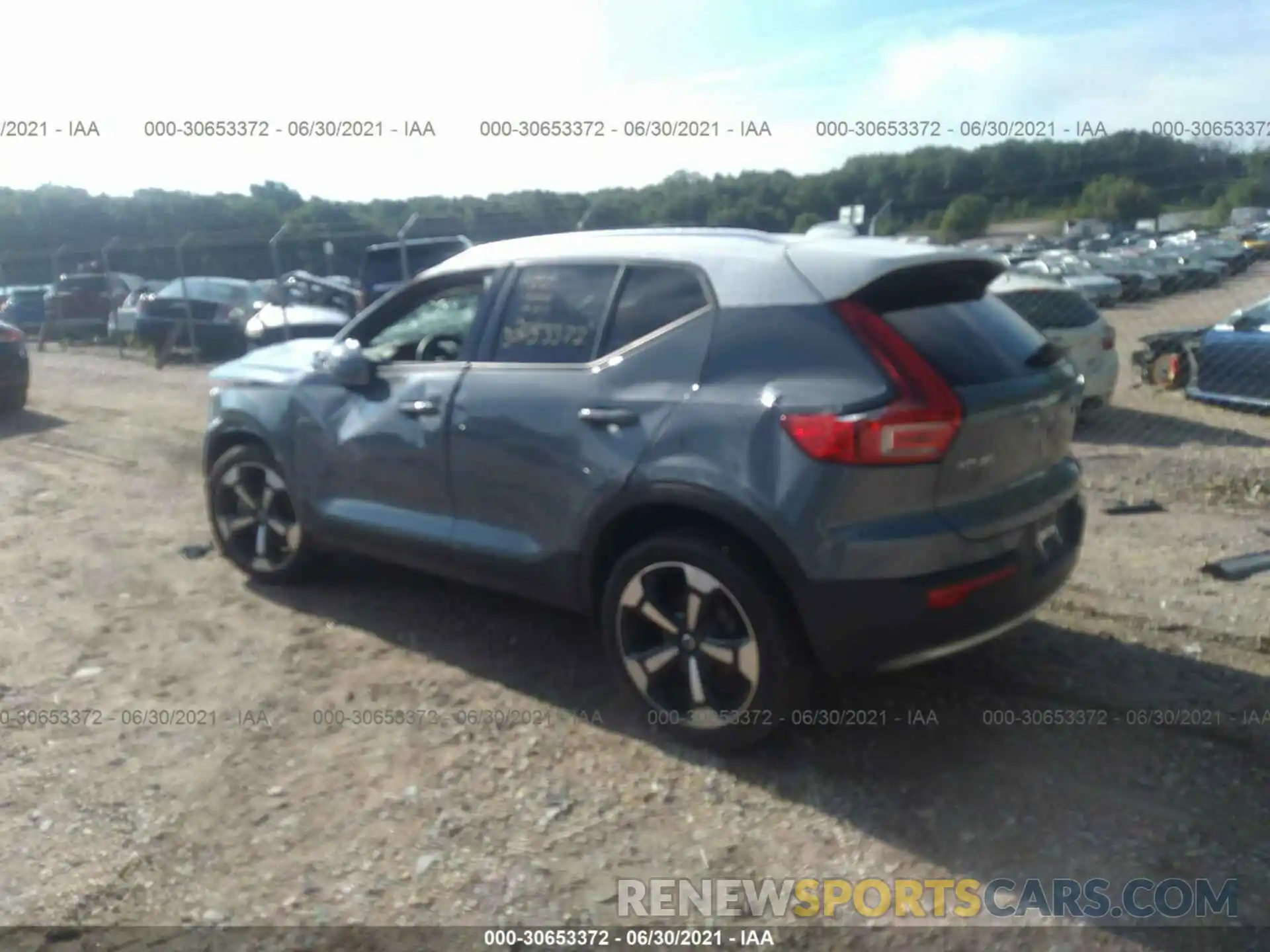 3 Photograph of a damaged car YV4162UK0L2295844 VOLVO XC40 2020