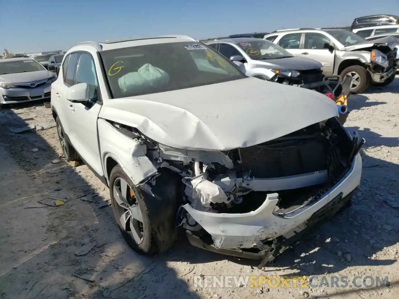 1 Photograph of a damaged car YV4162UK0L2299005 VOLVO XC40 2020