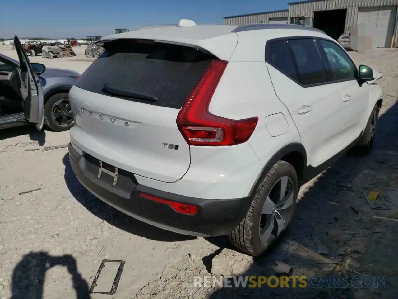 4 Photograph of a damaged car YV4162UK0L2299005 VOLVO XC40 2020