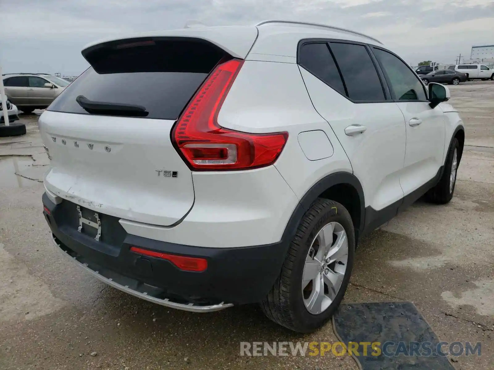 4 Photograph of a damaged car YV4162UK0L2321682 VOLVO XC40 2020