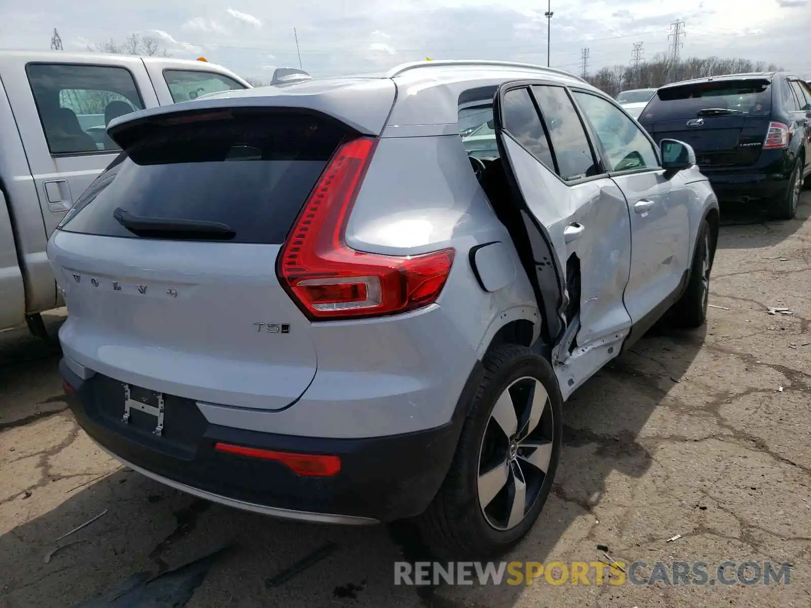 4 Photograph of a damaged car YV4162UK0L2327546 VOLVO XC40 2020