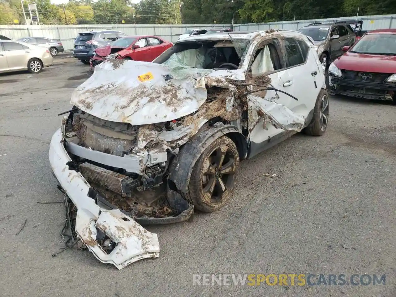 2 Photograph of a damaged car YV4162UK0L2327949 VOLVO XC40 2020