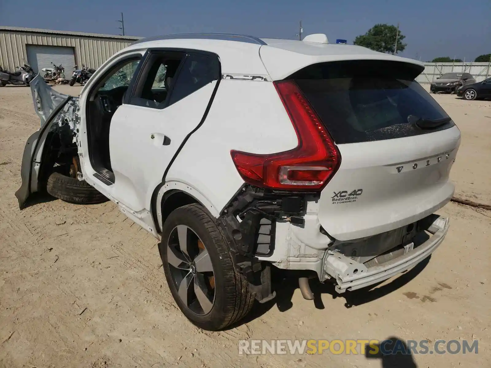 3 Photograph of a damaged car YV4162UK1L2223521 VOLVO XC40 2020