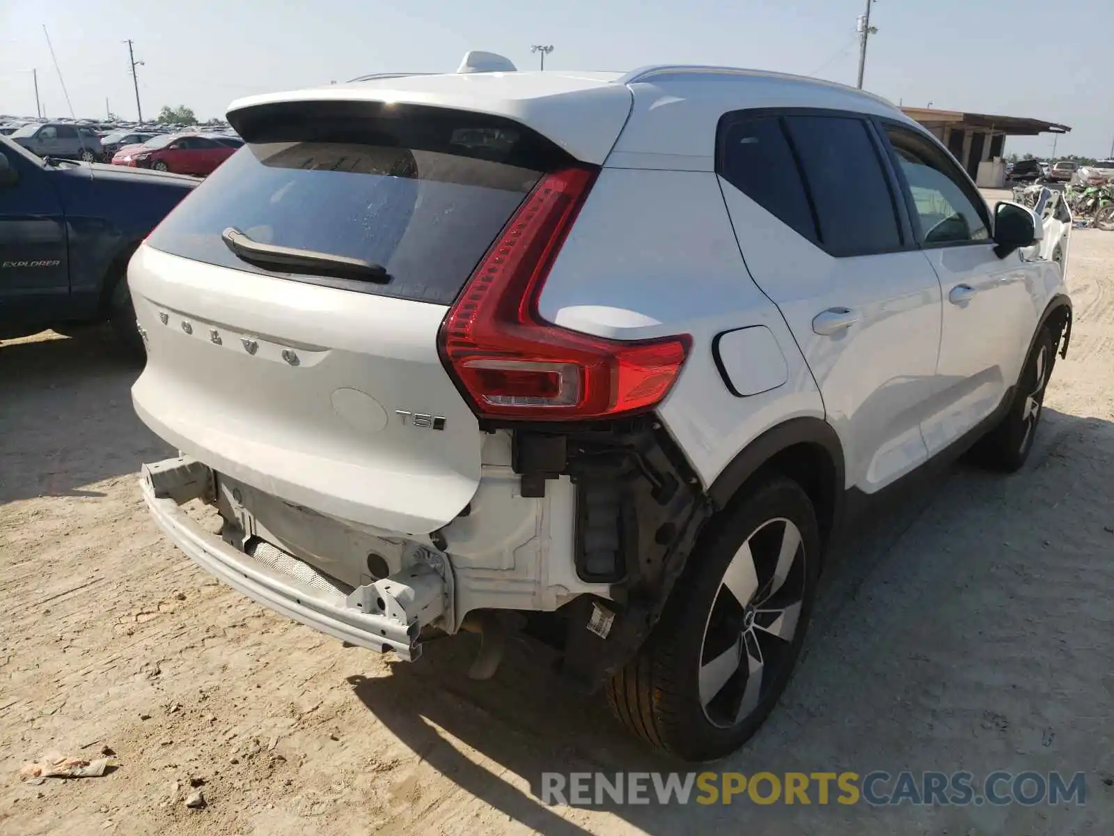 4 Photograph of a damaged car YV4162UK1L2223521 VOLVO XC40 2020