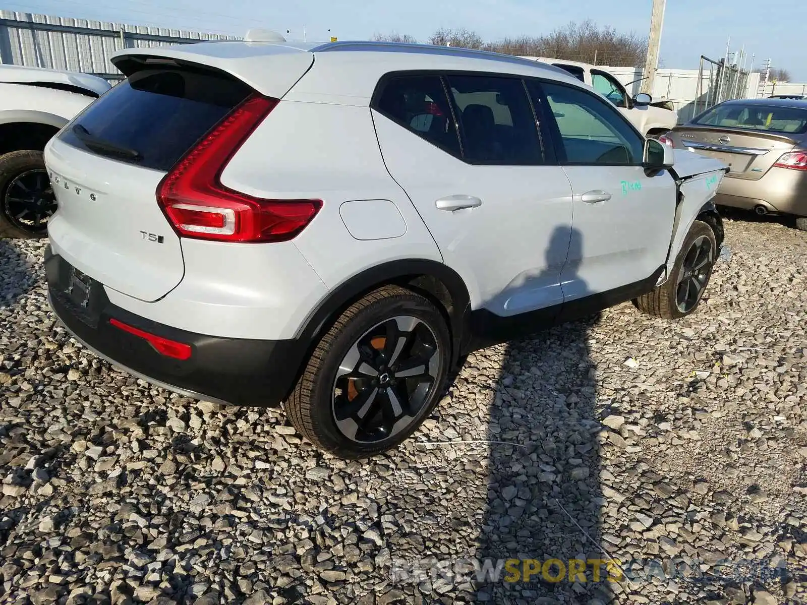 4 Photograph of a damaged car YV4162UK1L2315017 VOLVO XC40 2020