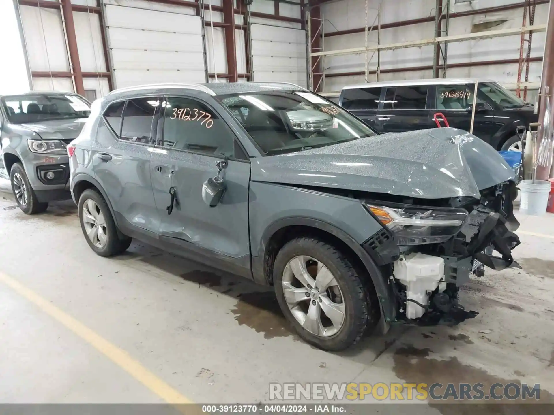 1 Photograph of a damaged car YV4162UK1L2331959 VOLVO XC40 2020