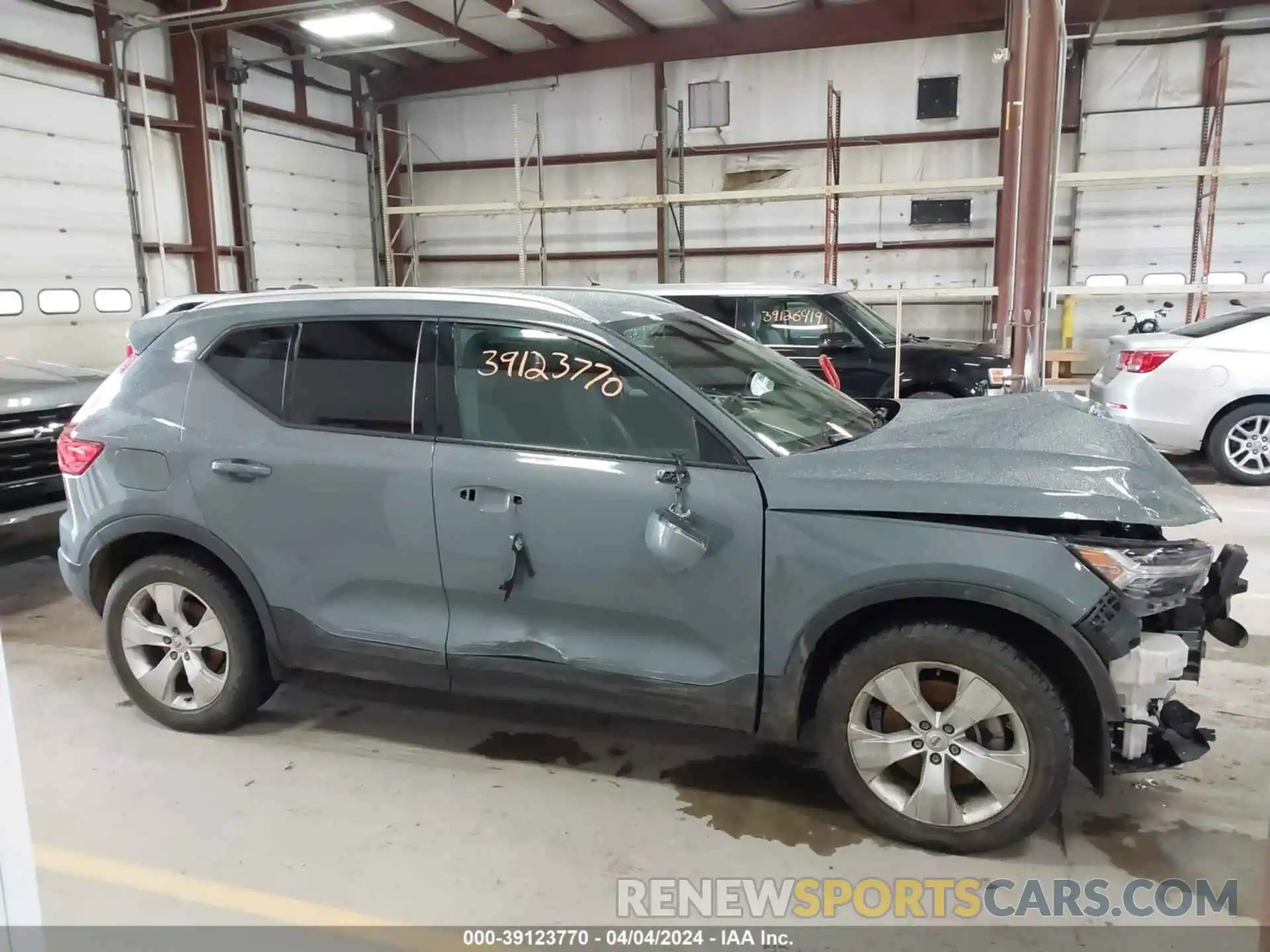 14 Photograph of a damaged car YV4162UK1L2331959 VOLVO XC40 2020