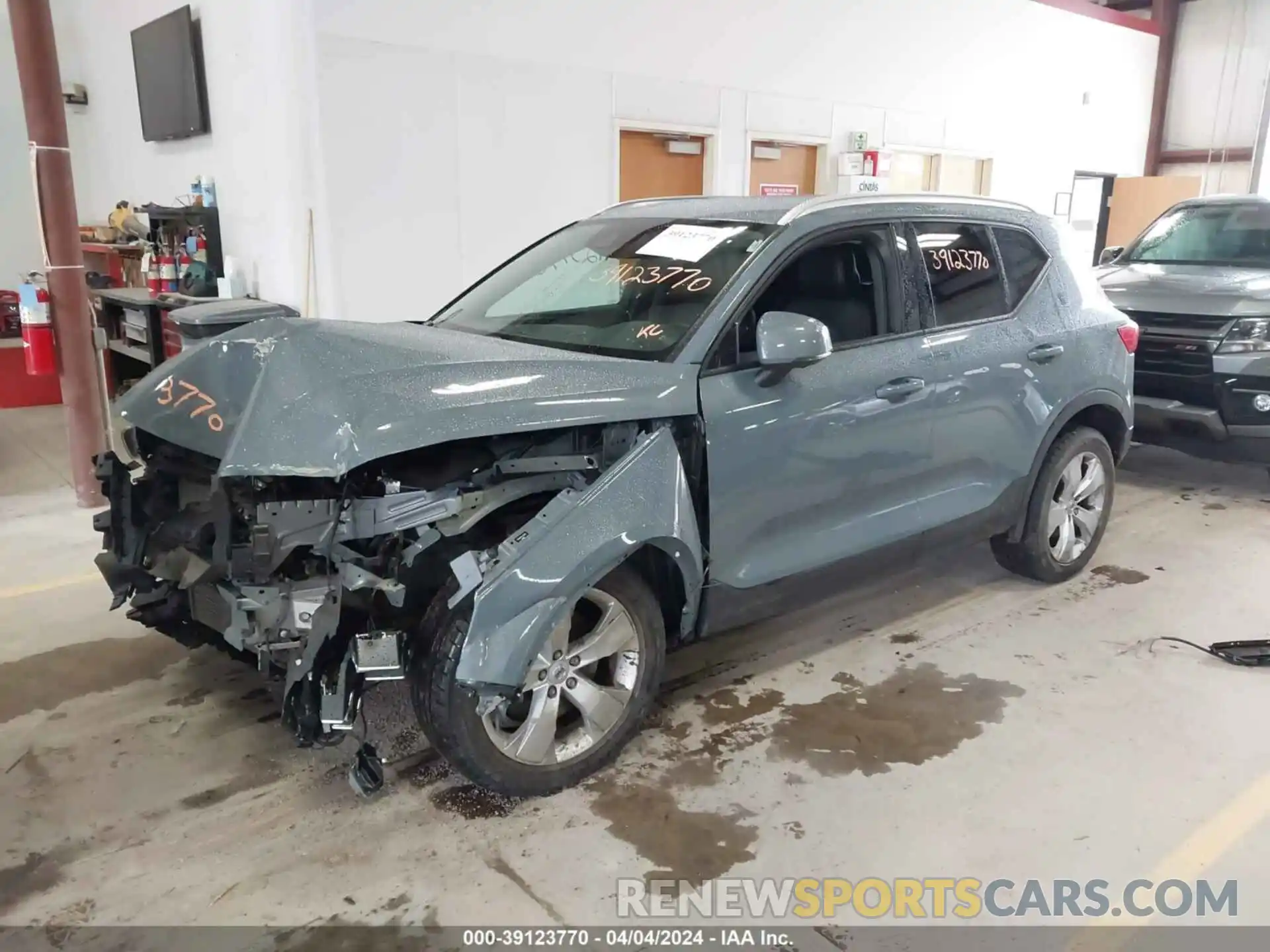 2 Photograph of a damaged car YV4162UK1L2331959 VOLVO XC40 2020