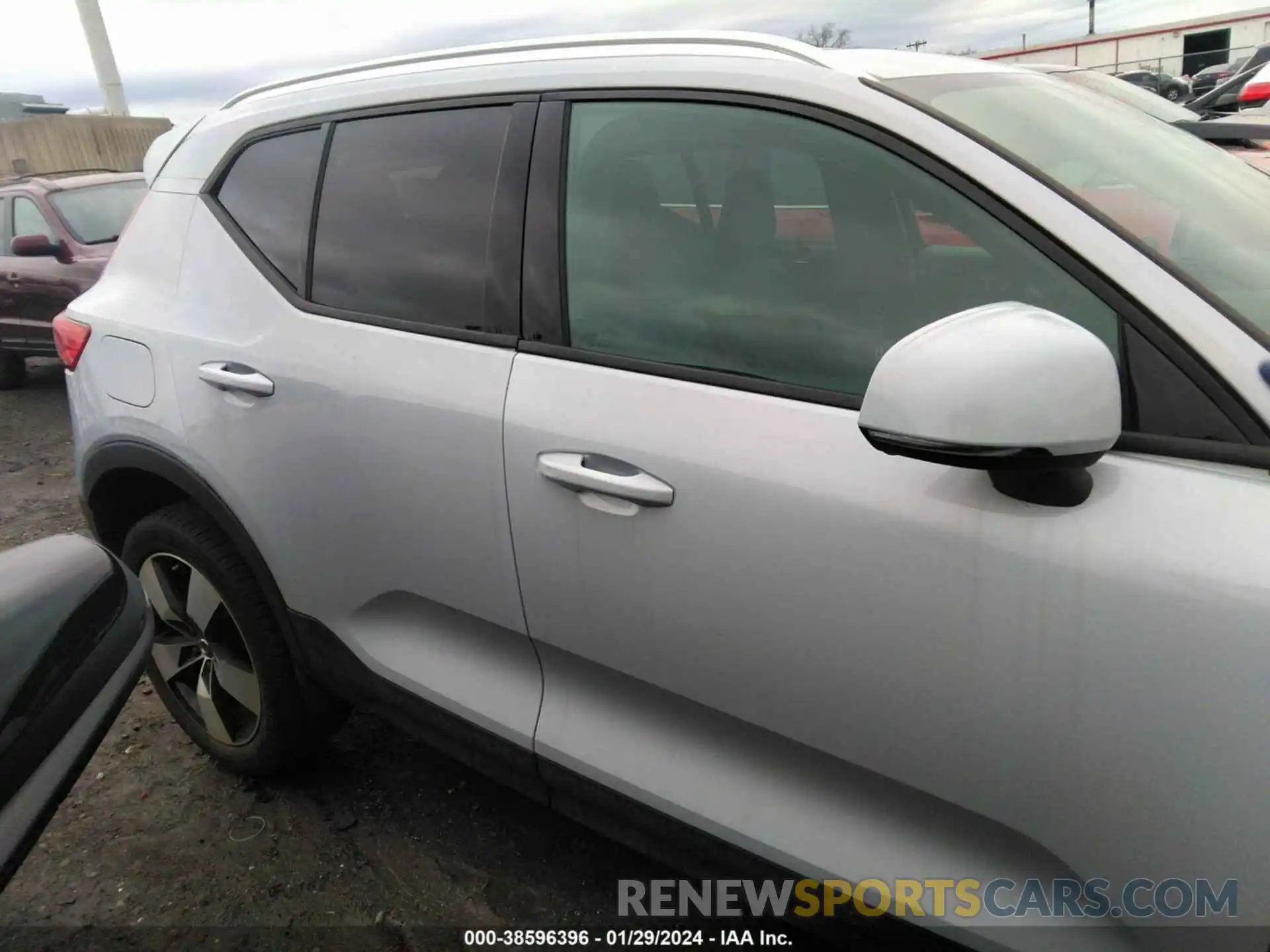 13 Photograph of a damaged car YV4162UK2L2256267 VOLVO XC40 2020