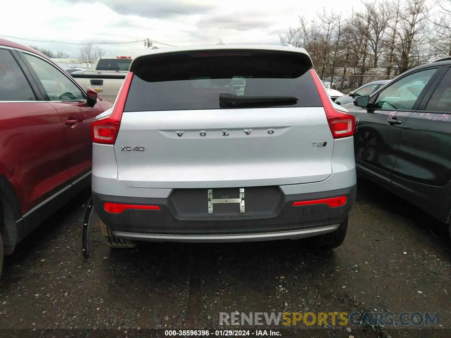 16 Photograph of a damaged car YV4162UK2L2256267 VOLVO XC40 2020